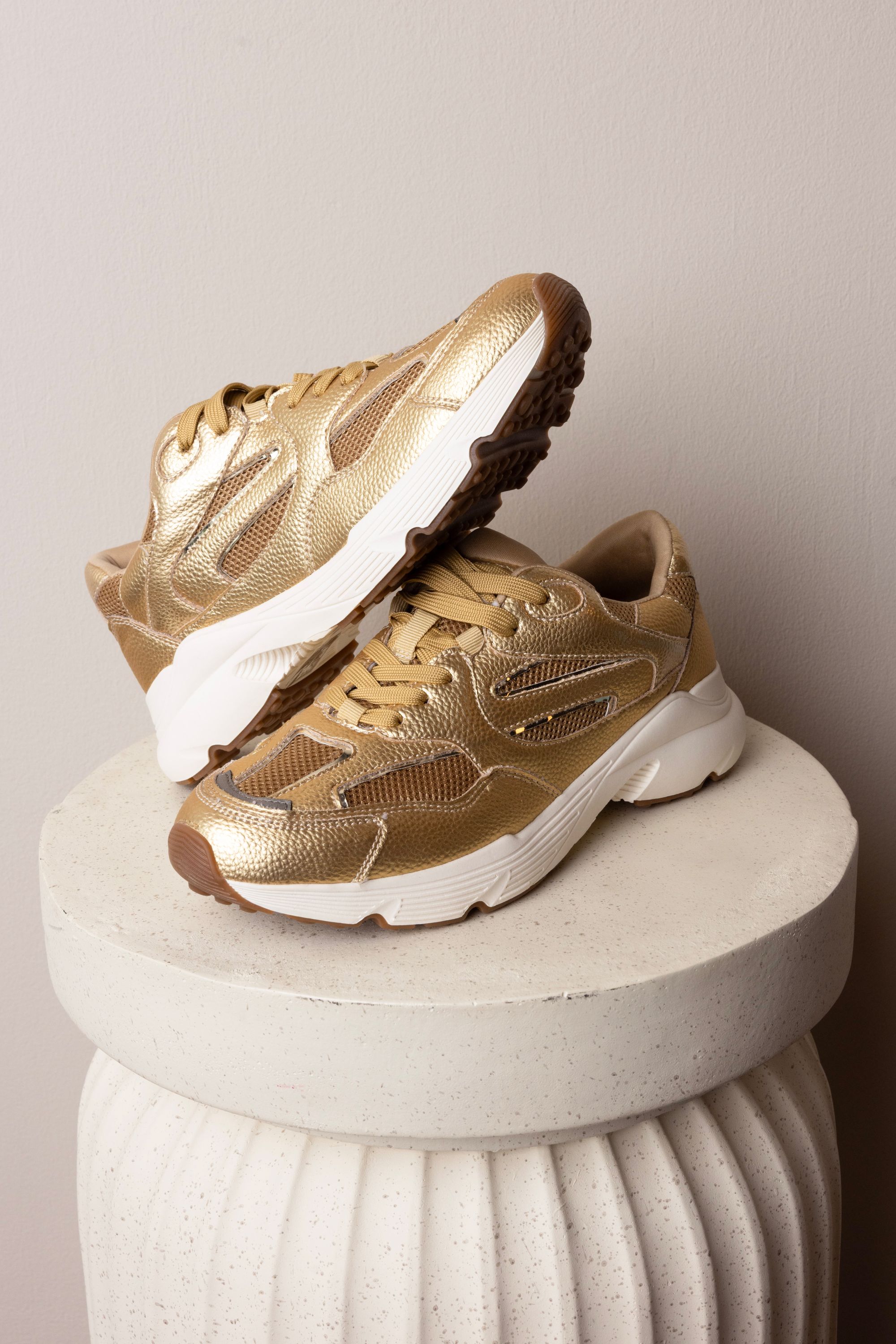 Norah Goudkleurige sneaker met glans gold 217713-199-38 Norah Goudkleurige sneaker met glans gold 217713-199-38