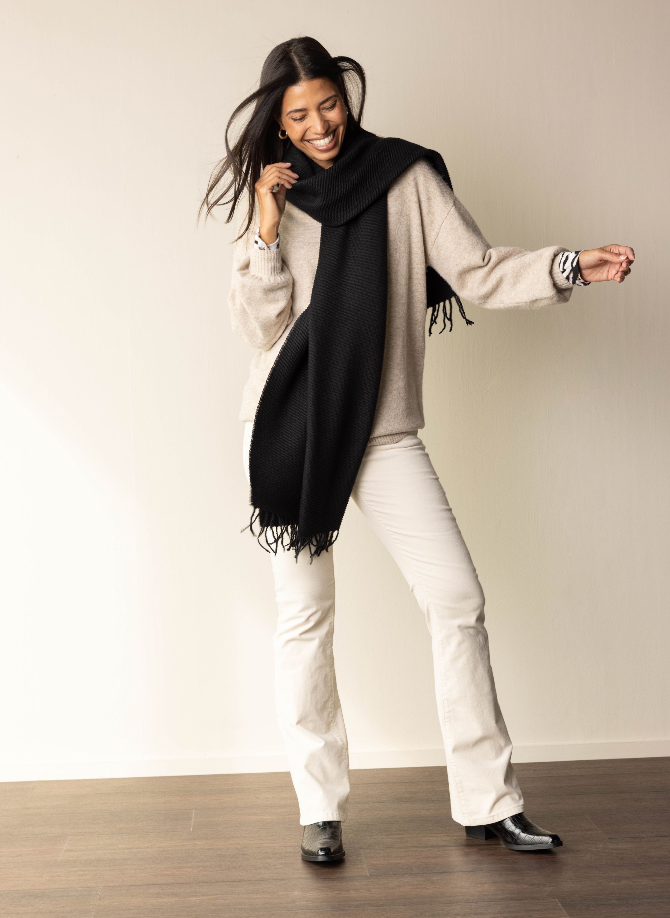 Norah Zwarte gebreide sjaal met geribde structuur en franjes black 217830-001-ONE