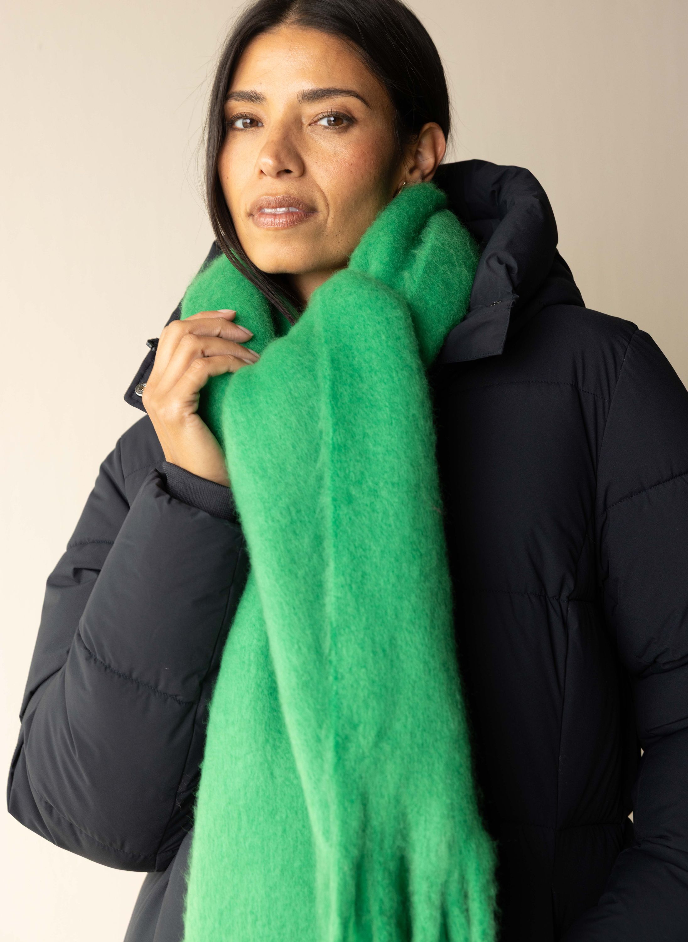 Groene gebreide sjaal met franjes