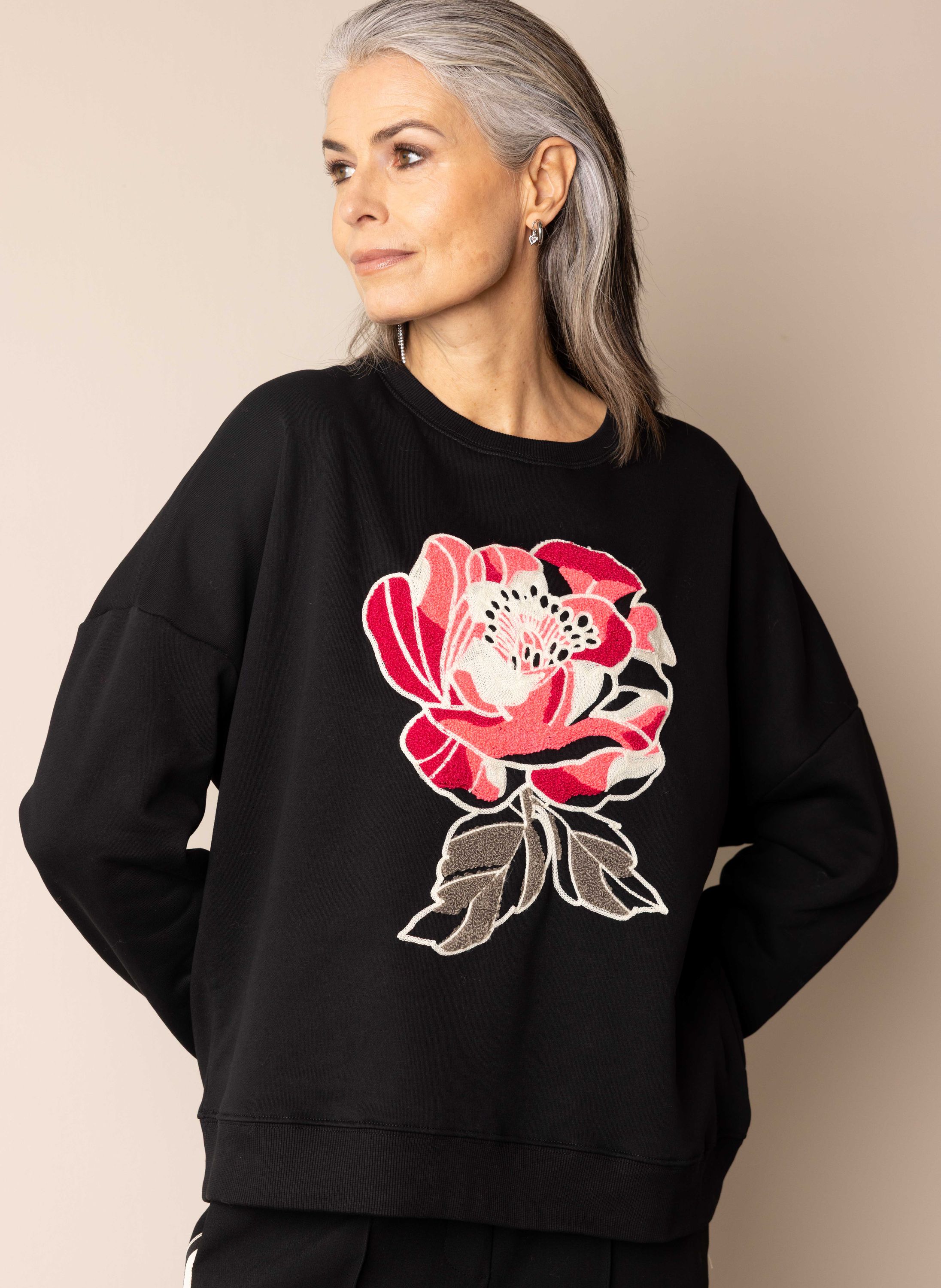 Norah Sweater met geborduurde bloem black/pink 217843-039-38 Norah Sweater met geborduurde bloem black/pink 217843-039-38