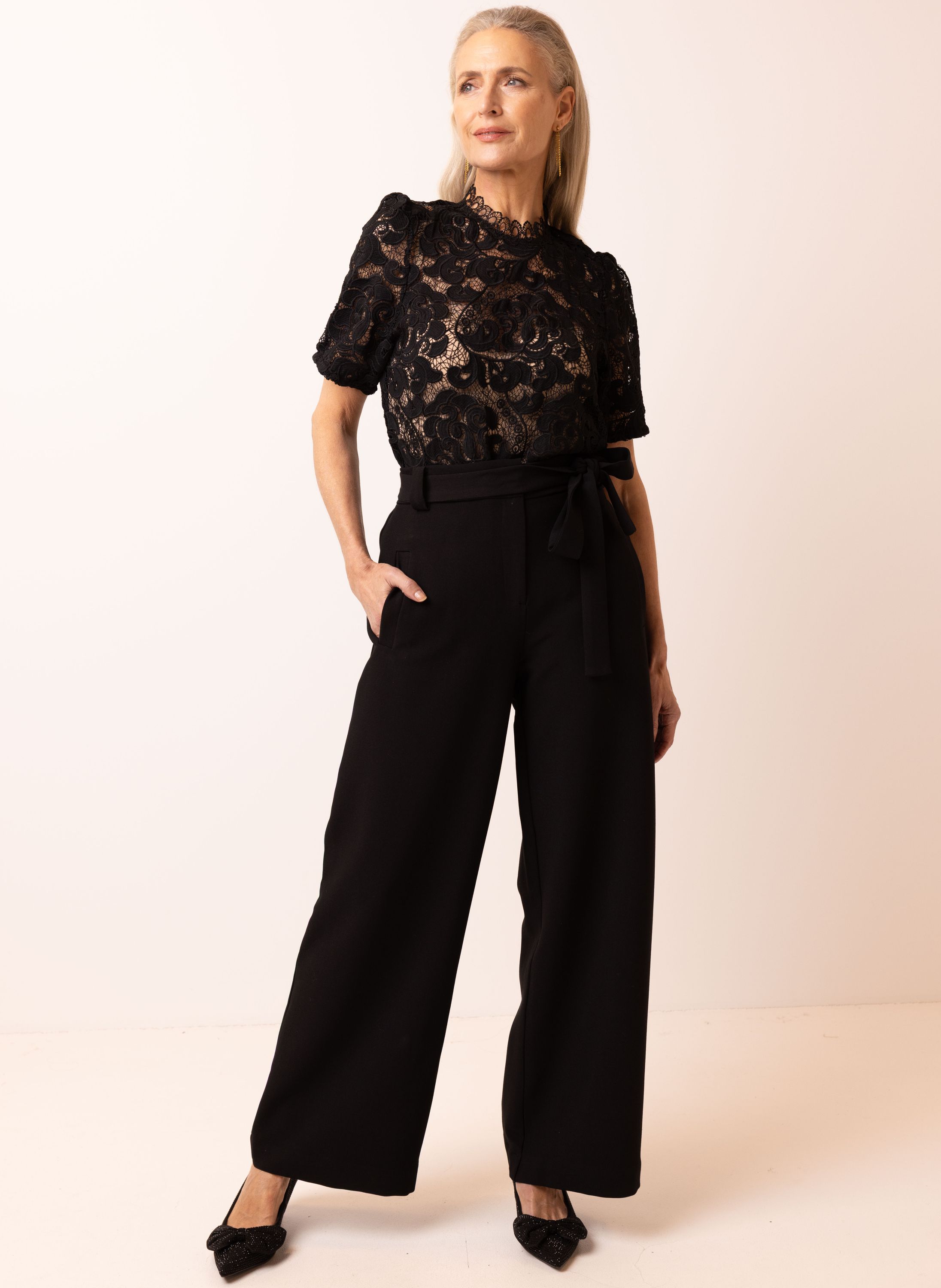 Zwarte wijde broek met ceintuur