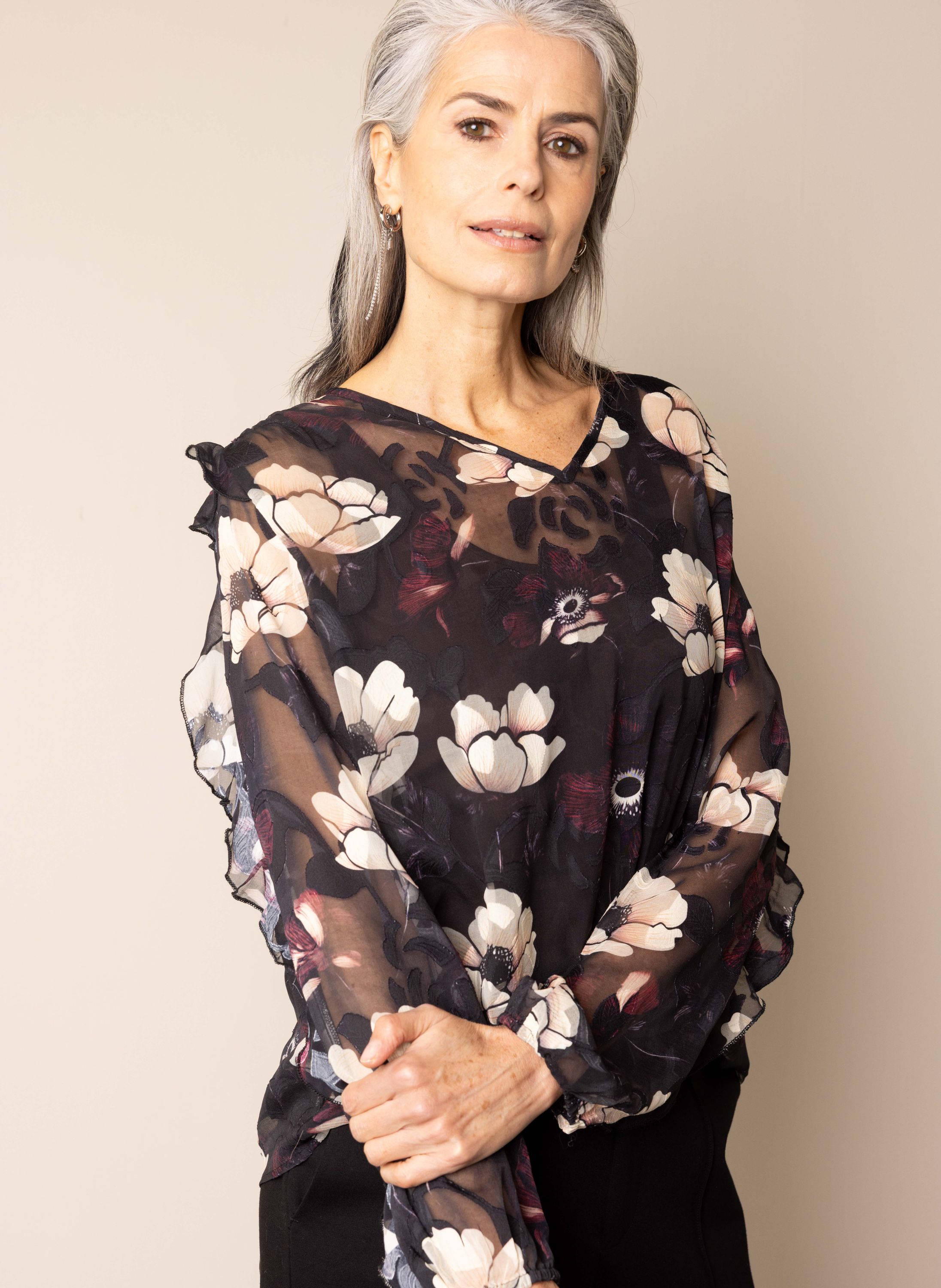 Norah Transparante blouse met bloemen black multicolor 217976-020-44 Norah Transparante blouse met bloemen black multicolor 217976-020-44