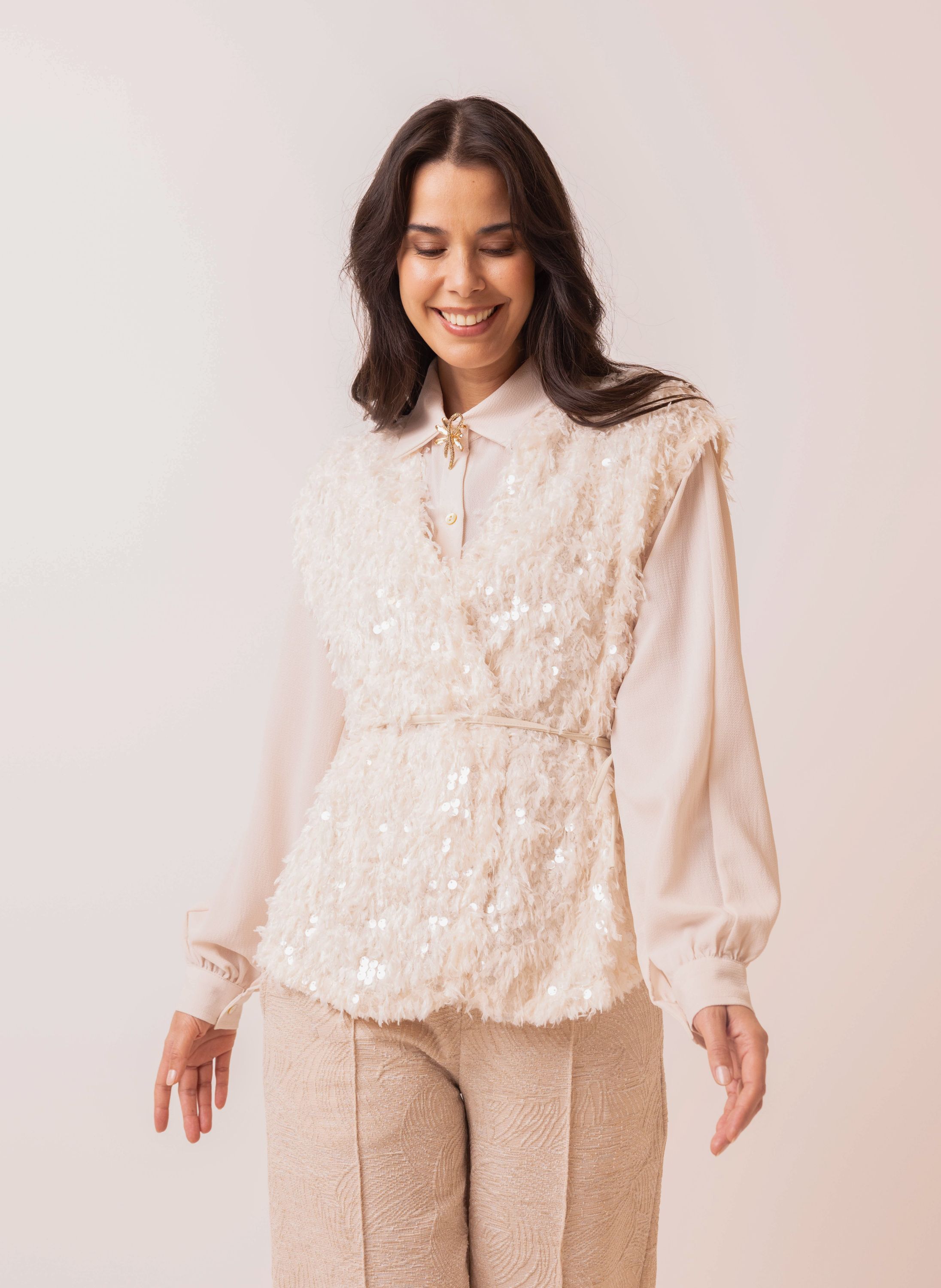 Norah Ecru gilet met imitatieveren en pailletten ecru 218045-102-48