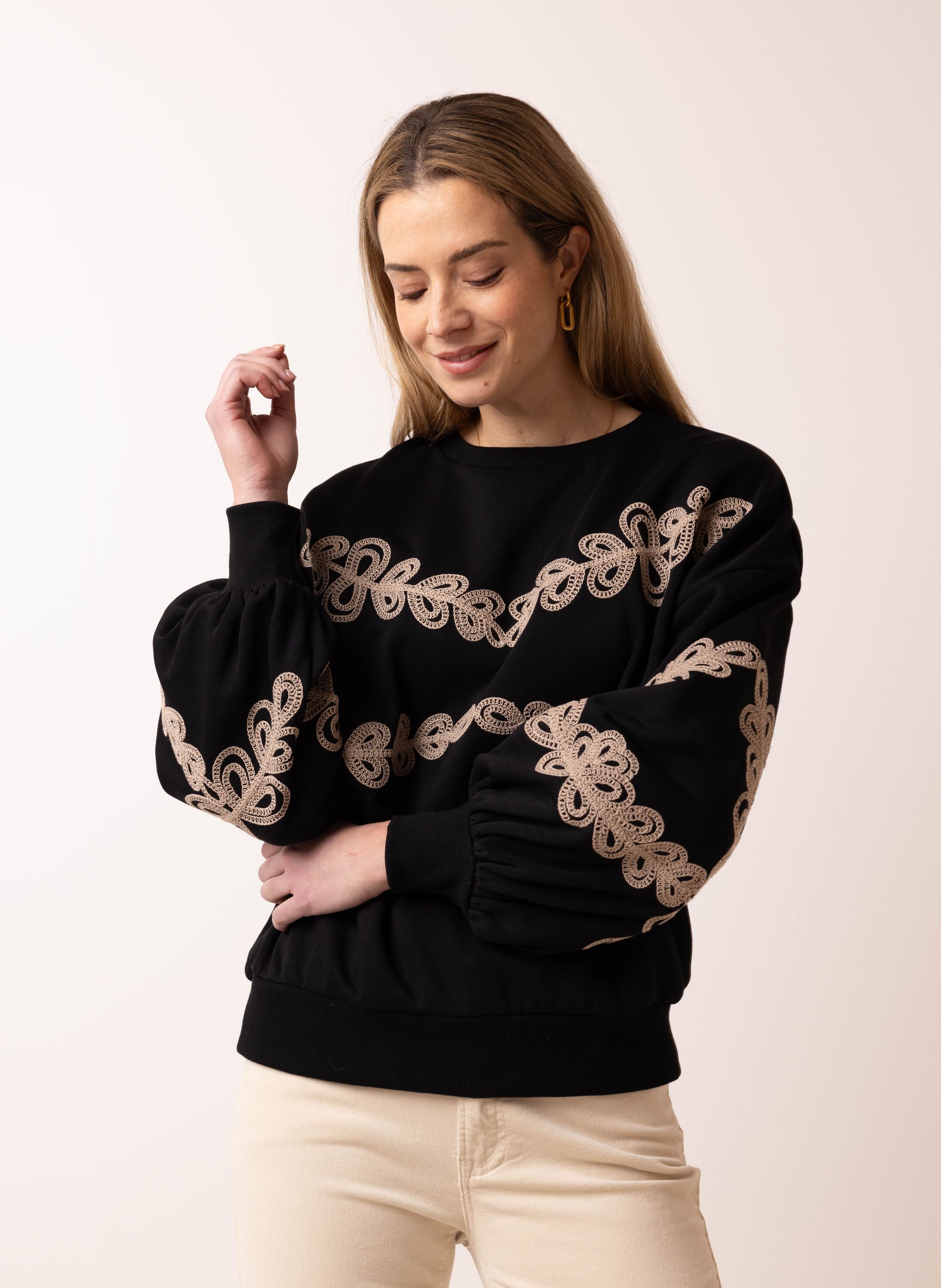 Norah Zwarte sweater met zandkleurige borduursels black/sand 218066-030-34