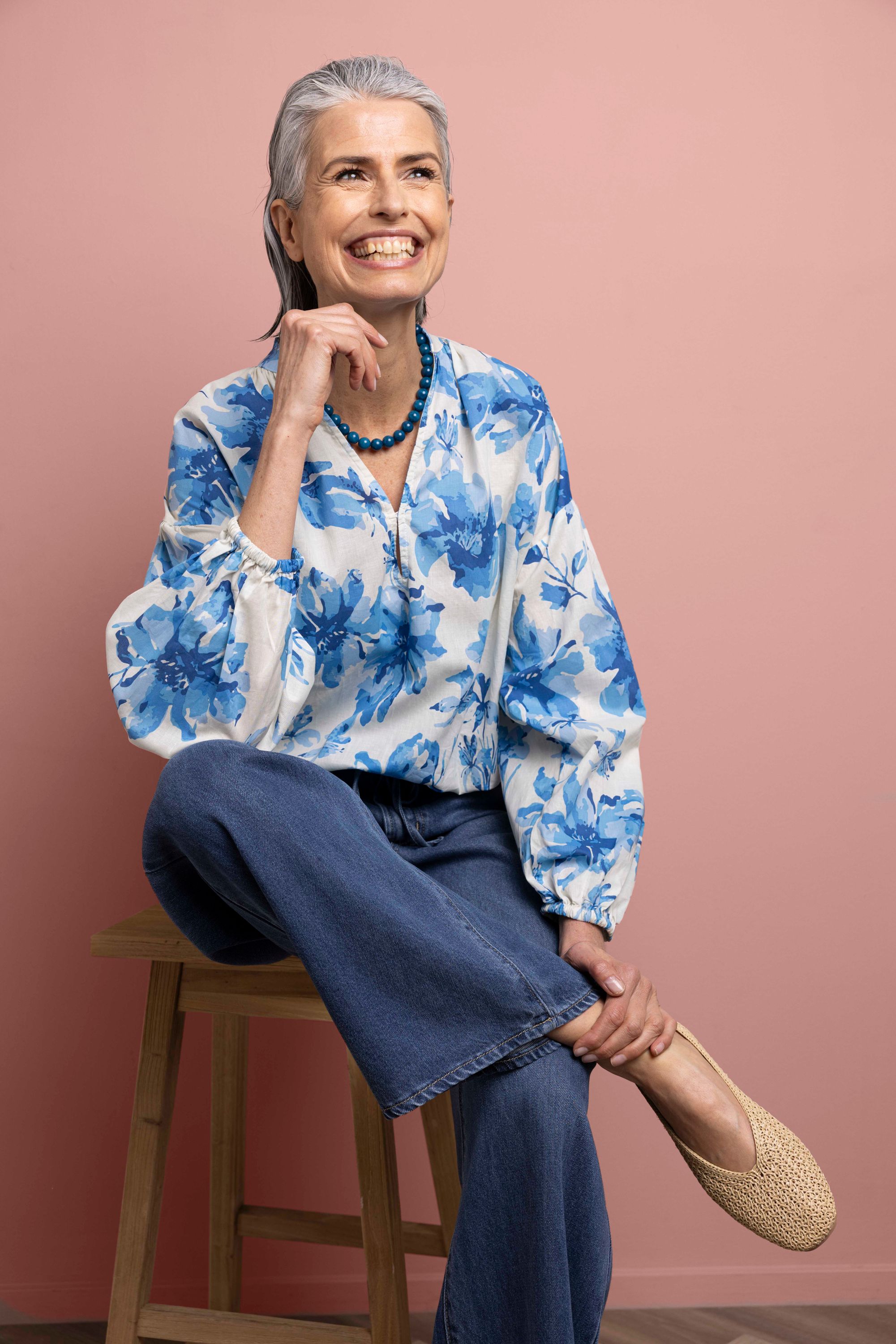 Norah Ecru blouse met blauwe bloemen blue/ecru 218150-441-46-48