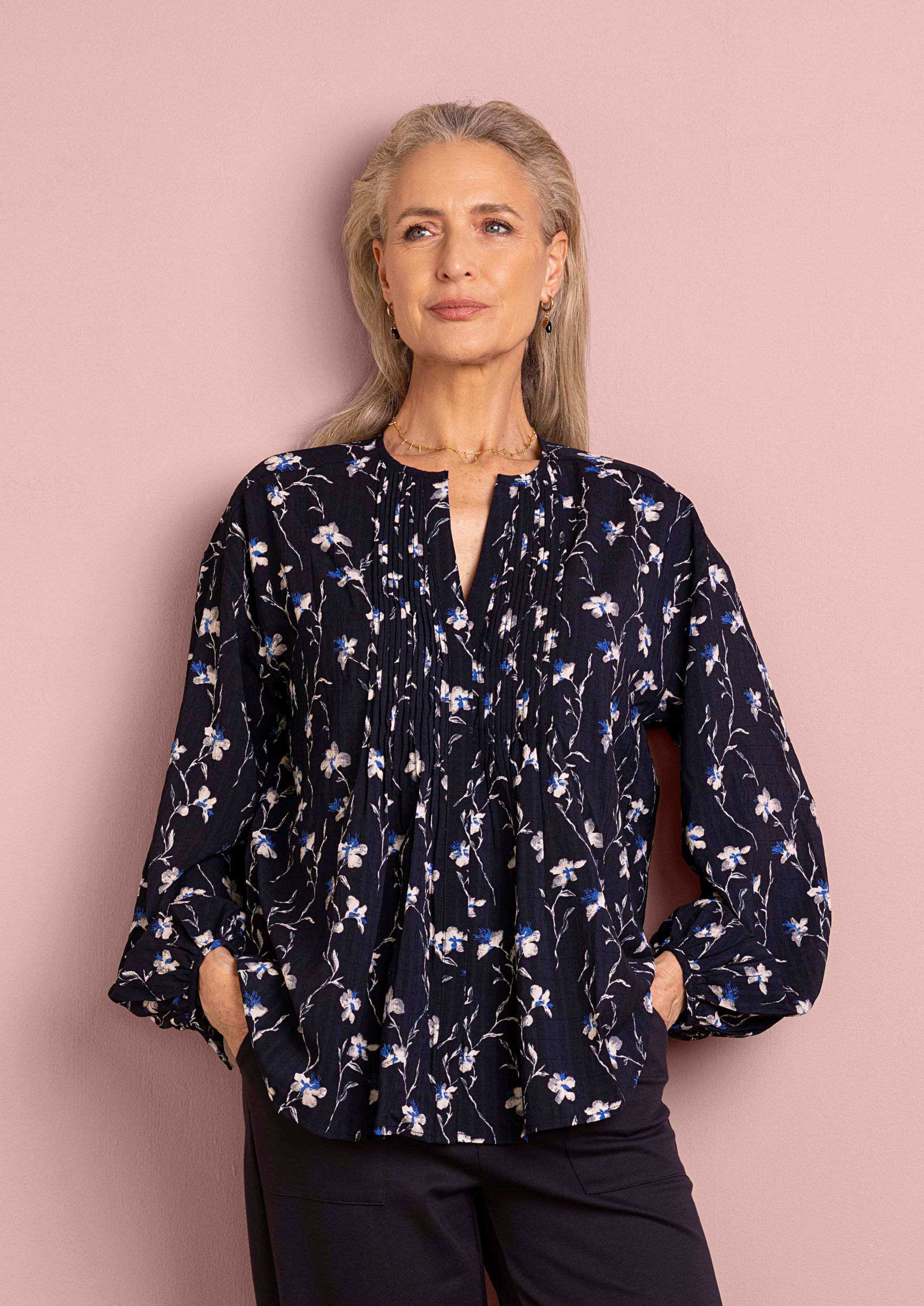 Norah Donkerblauwe blouse met bloemenprint dark blue multicolor 218229-491-40