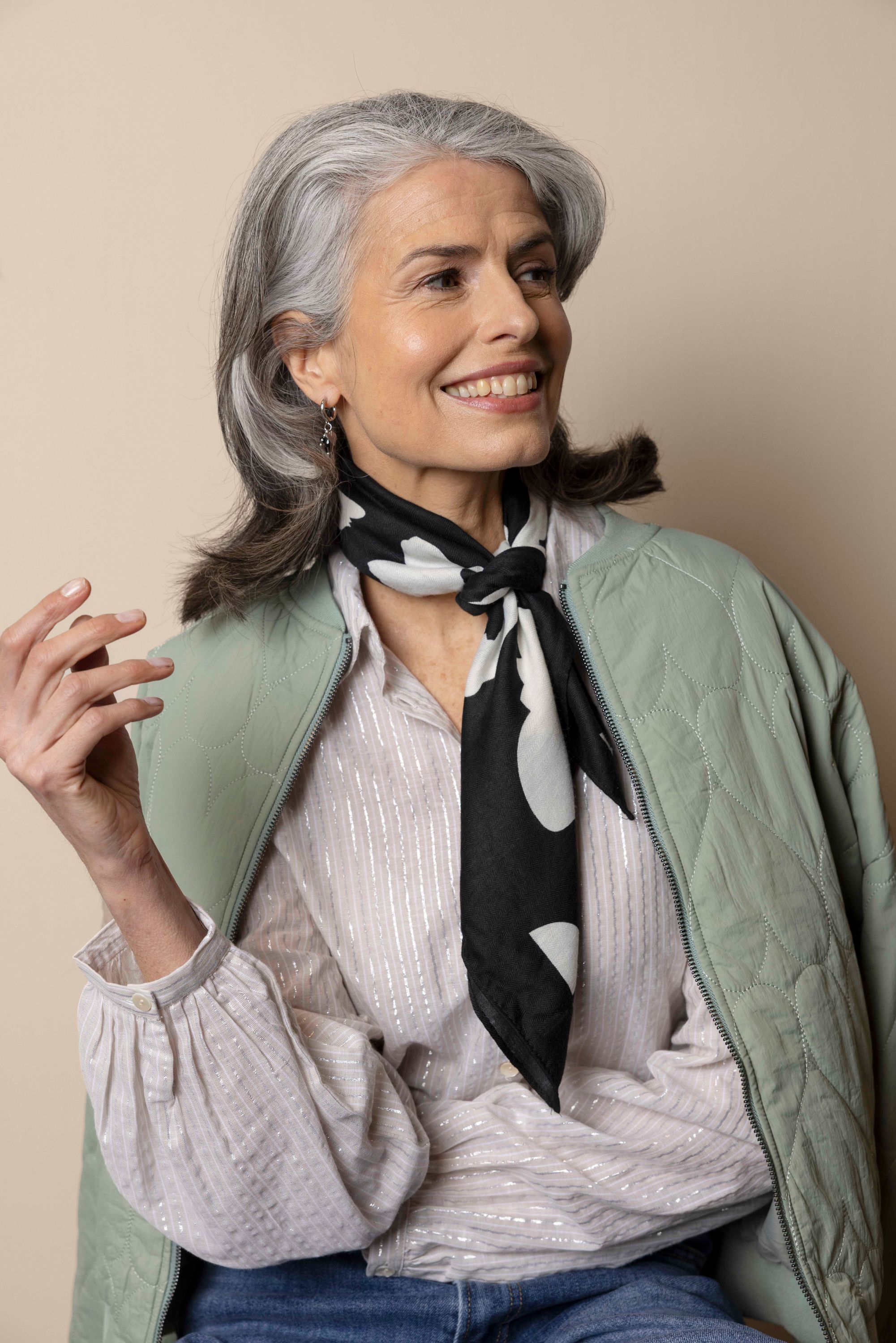 Norah Glanzende zwarte sjaal met bloemen black/white 218247-031-ONE