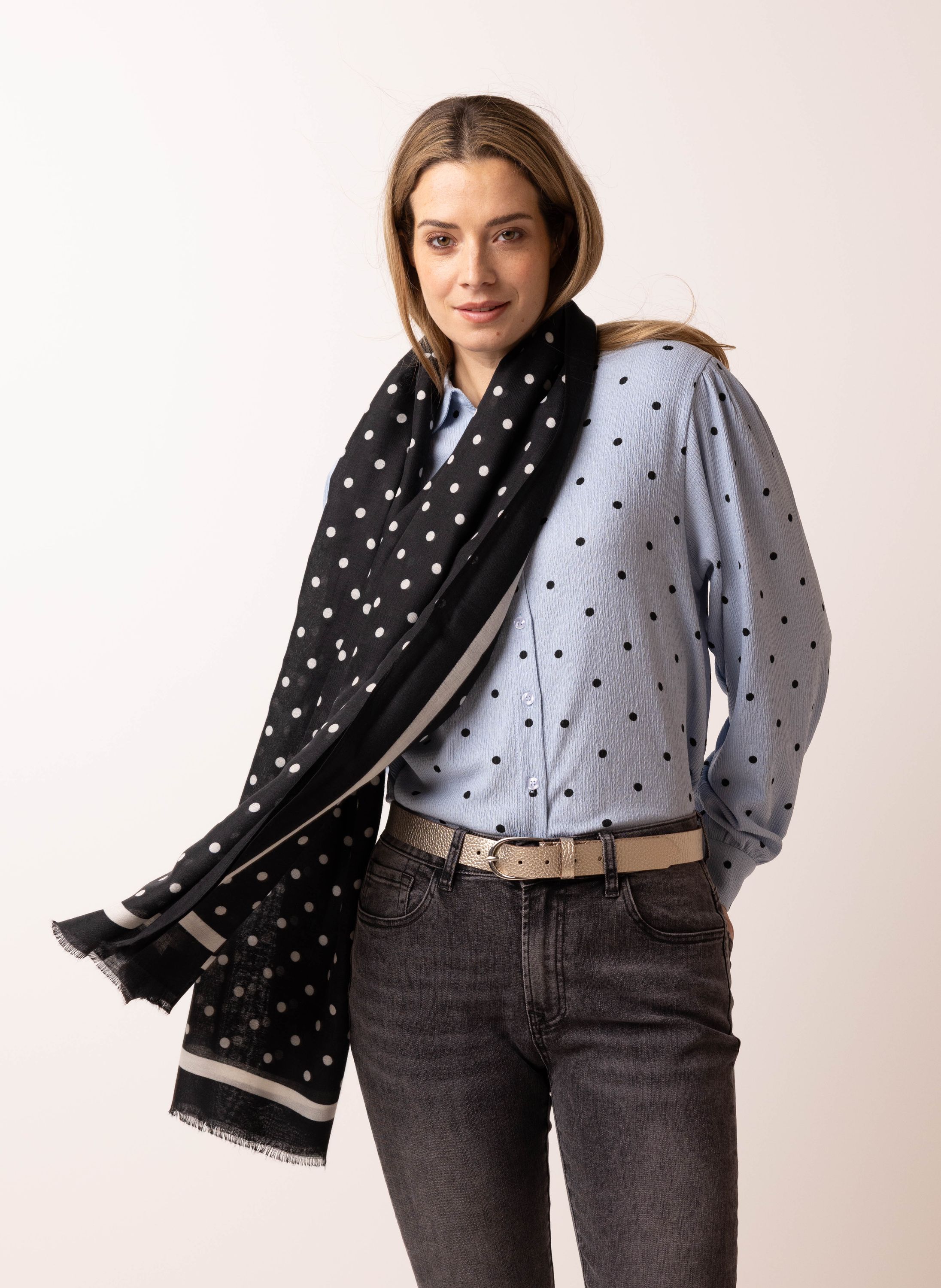 Norah Zwarte sjaal met witte stippen black/white 218252-031-ONE