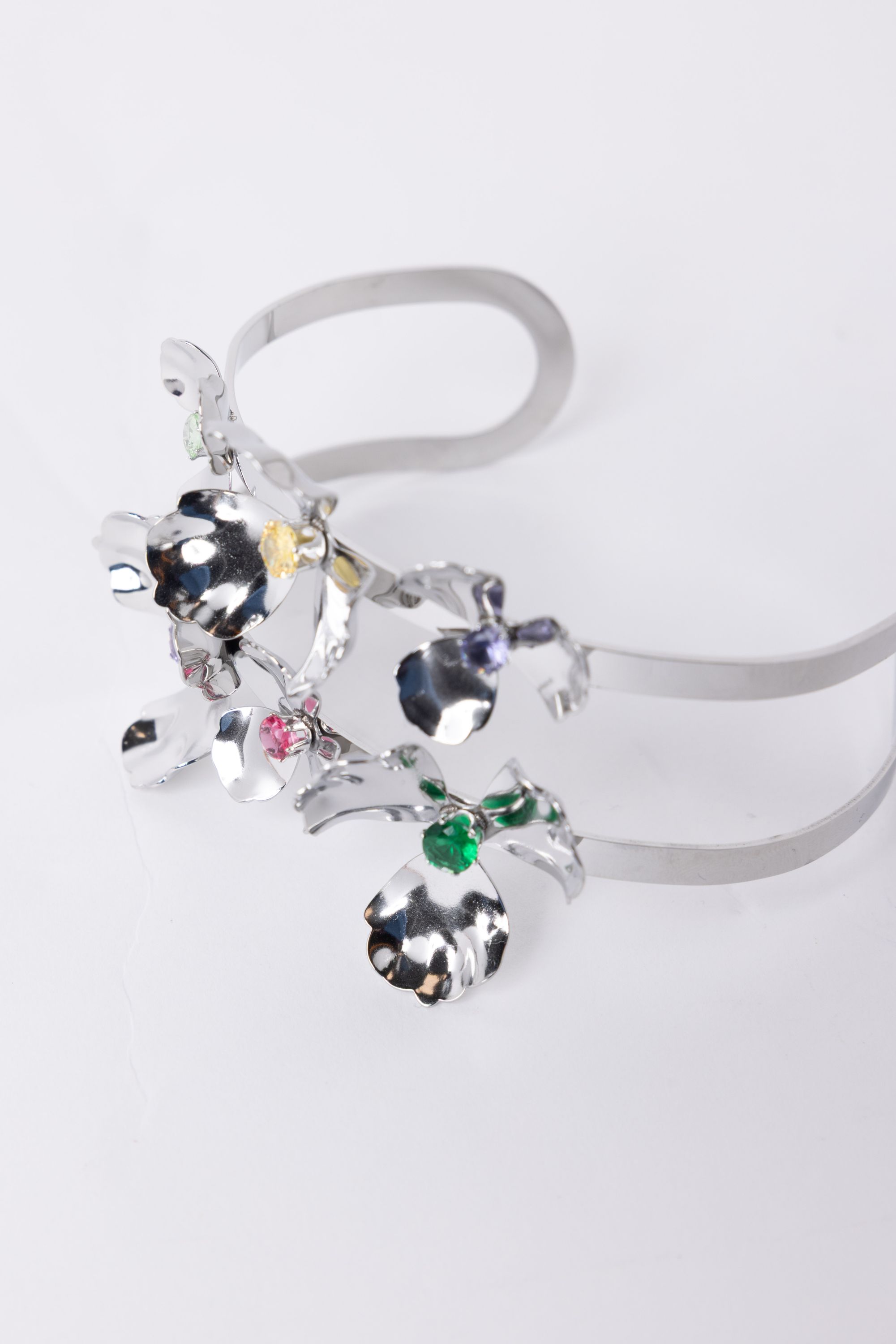 Zilverkleurige armband met gekleurde bloemen