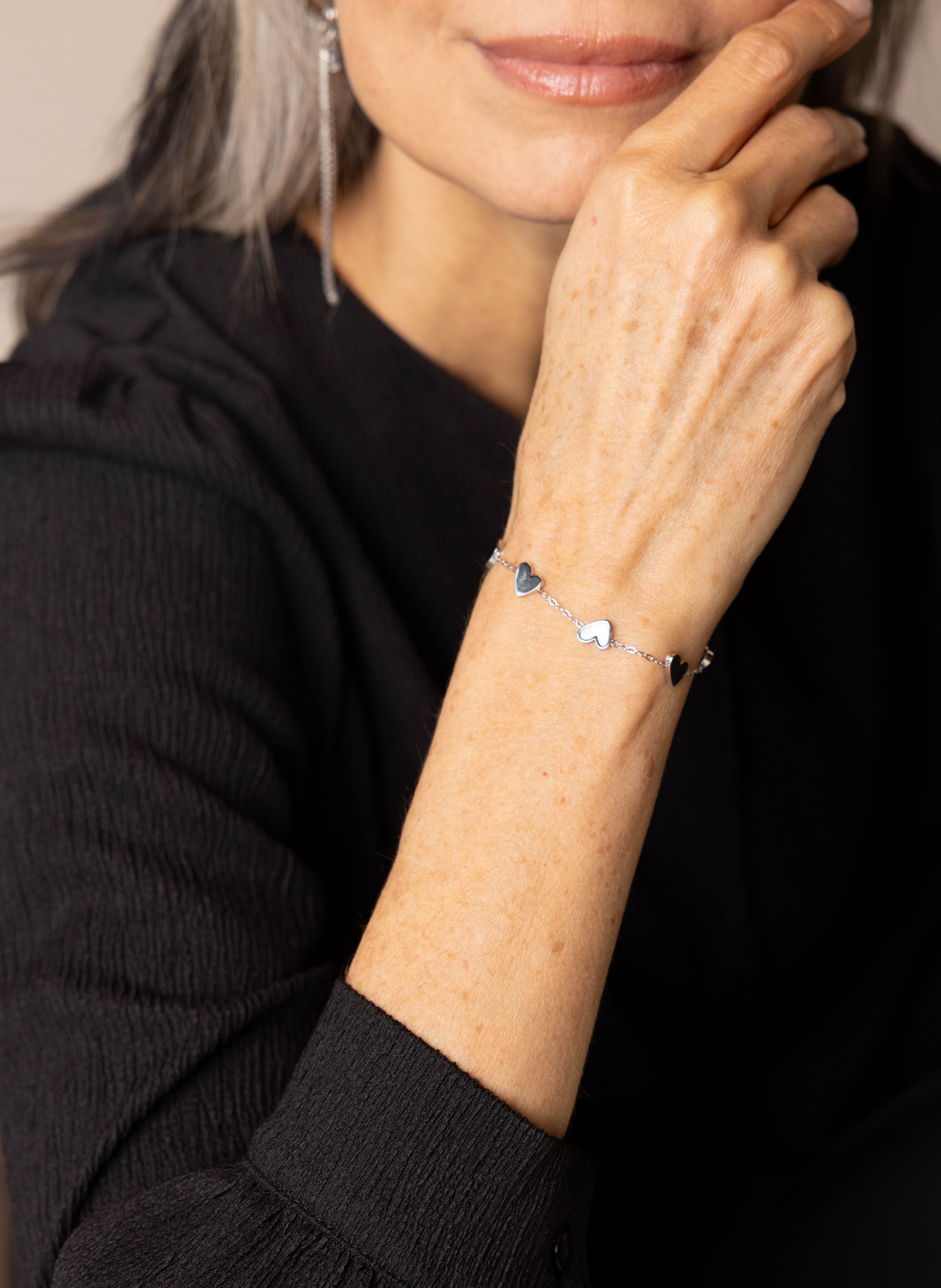 Norah Zilverkleurige armband met witte hartjes silver multicolor 218285-093-ONE