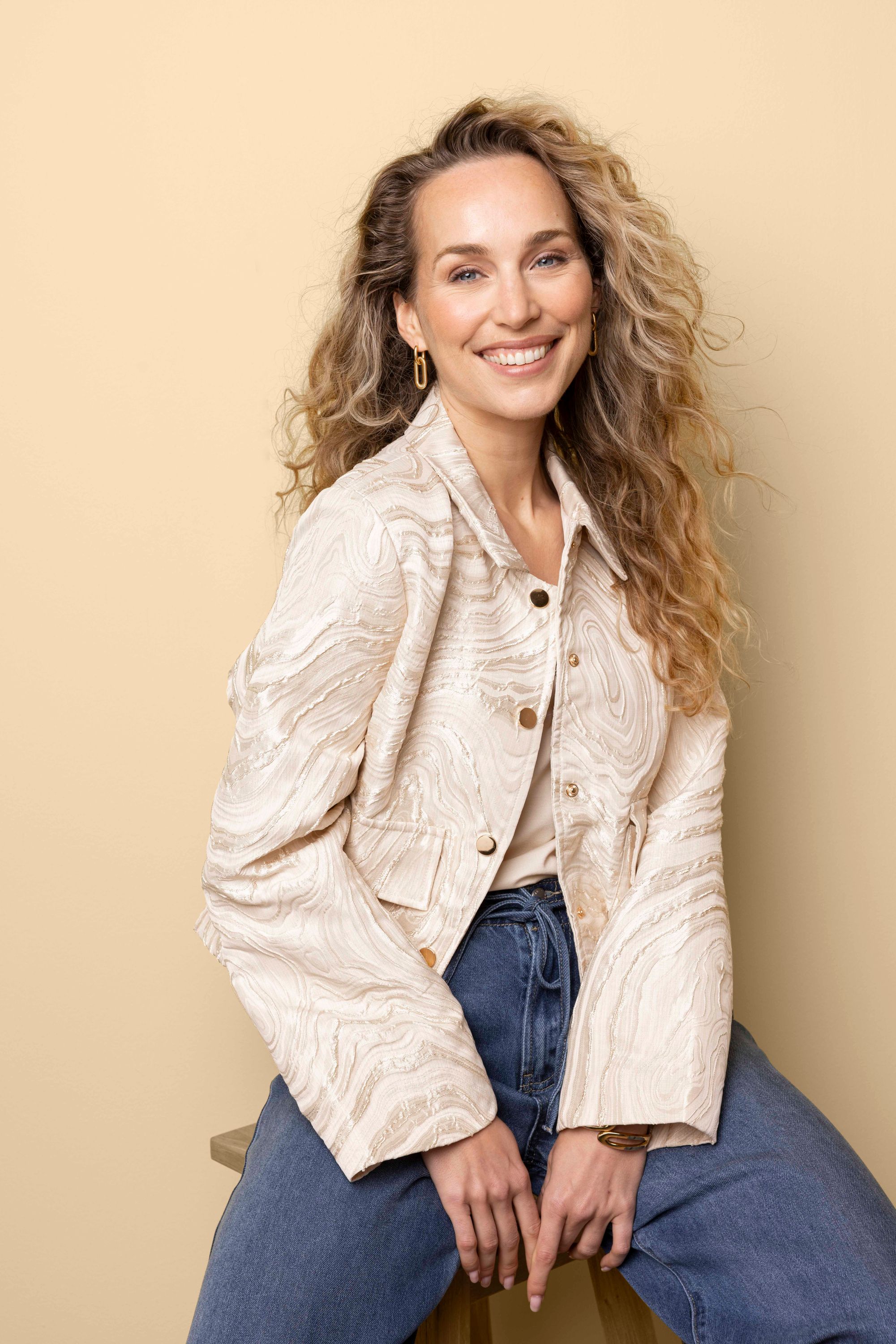 Norah Champagnekleurige jasje met golvende print en subtiele glans champagne 218421-103-36