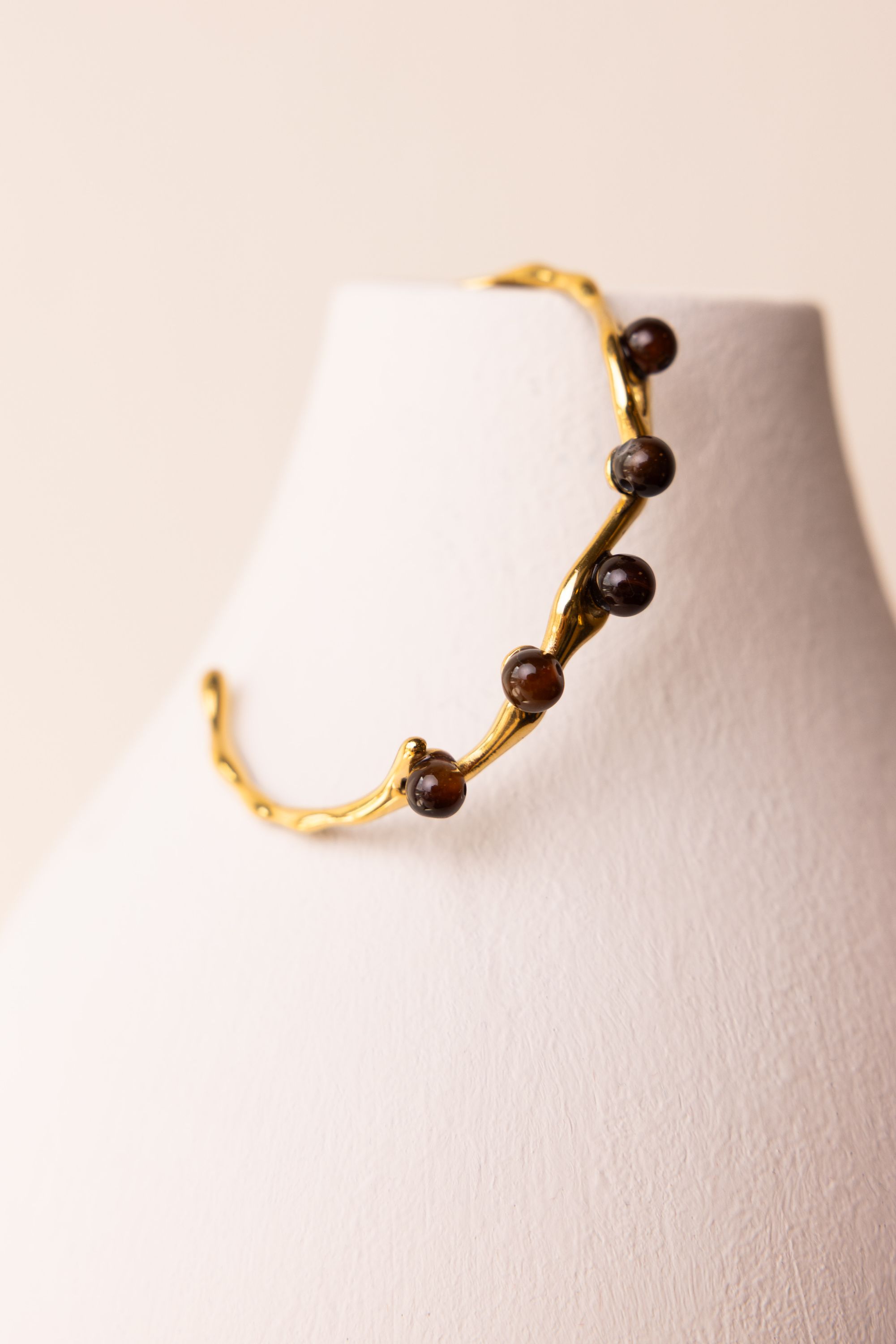 Norah Goudkleurige bangle armband met bruine kralen gold multicolor 218429-198-ONE