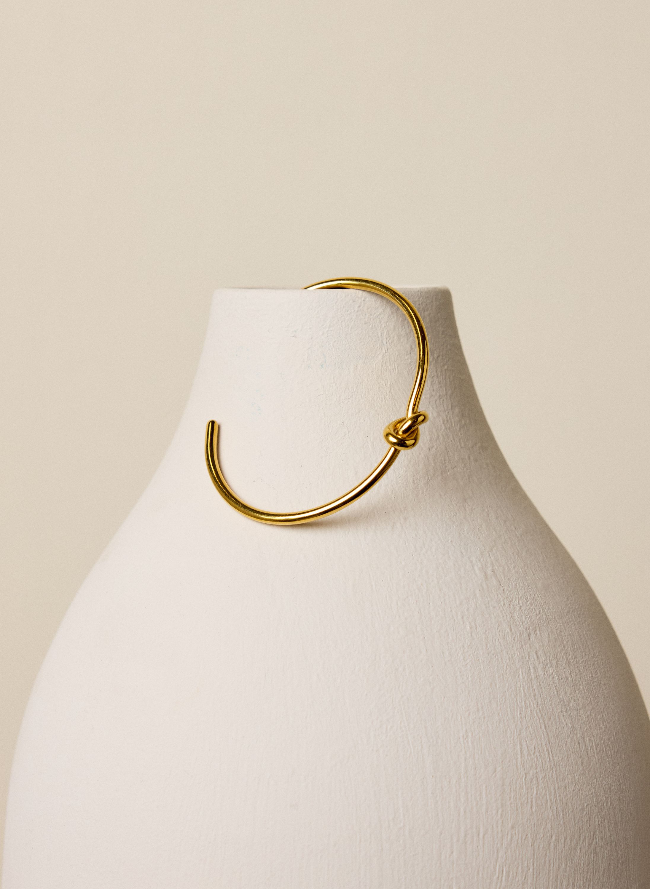 Norah Goudkleurige bangle armband met knoop gold 218448-199-ONE