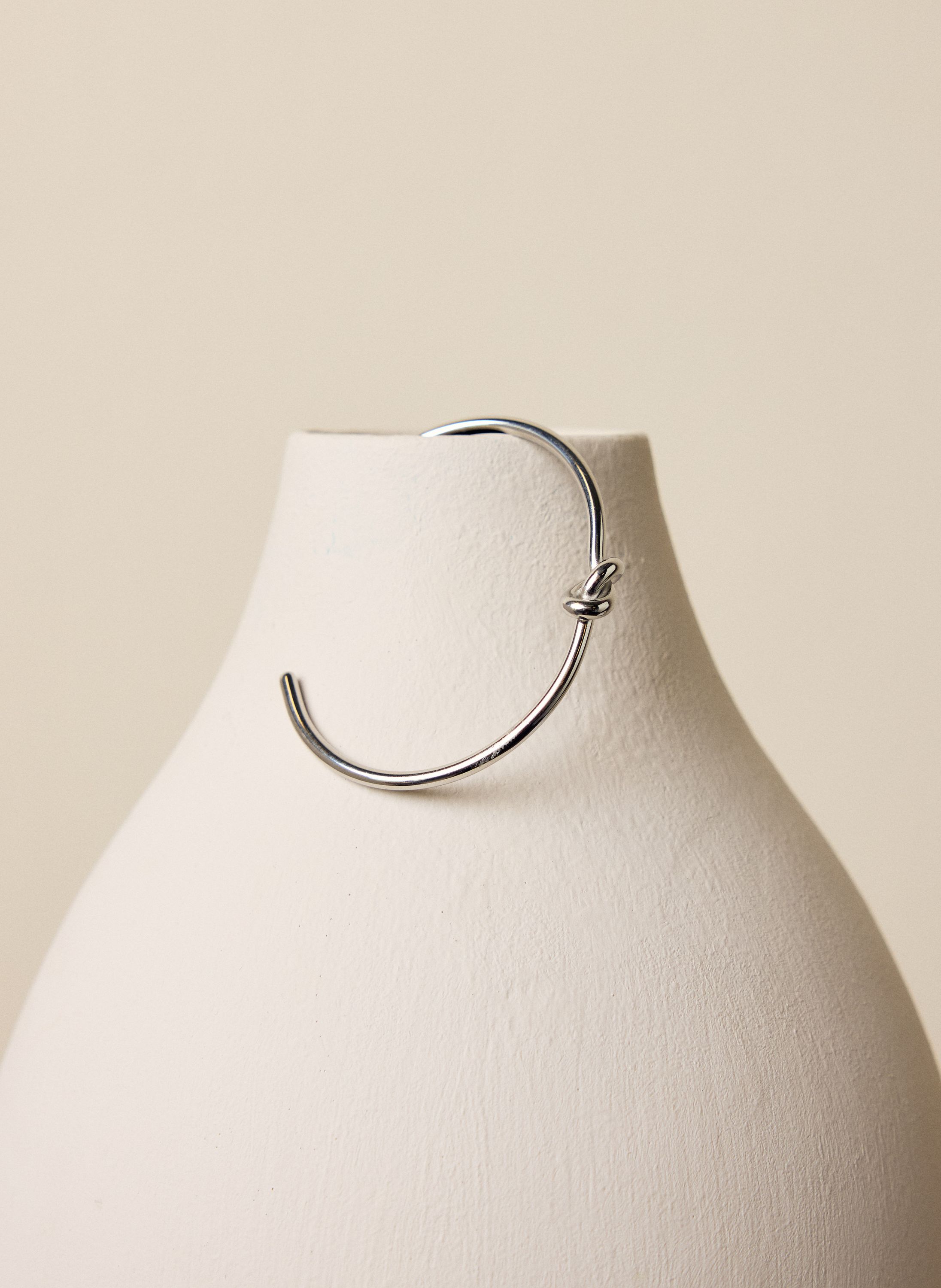 Norah Zilverkleurige bangle armband met knoop silver 218449-099-ONE