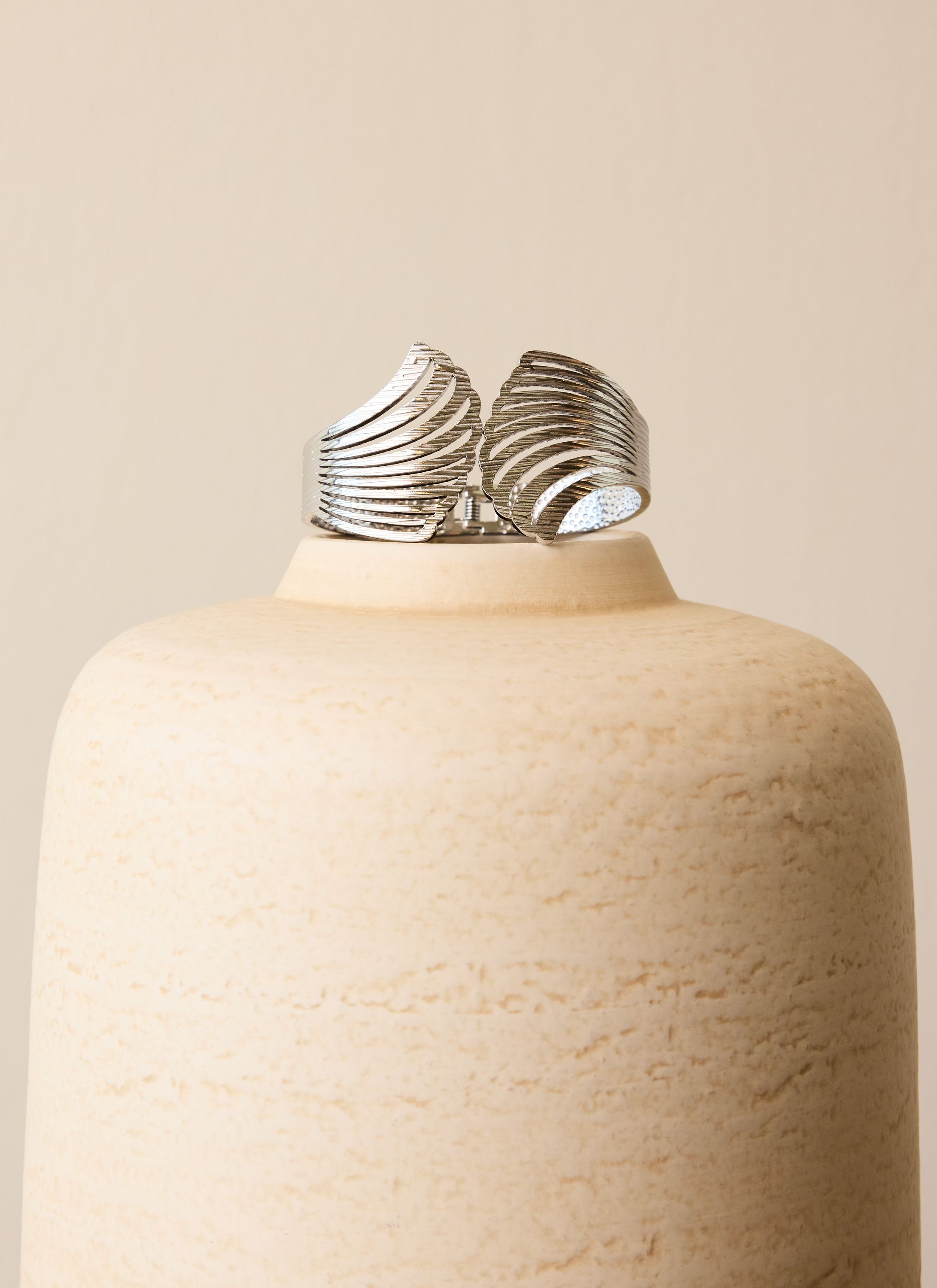 Norah Zilverkleurige bangle armband met vleugels silver 218453-099