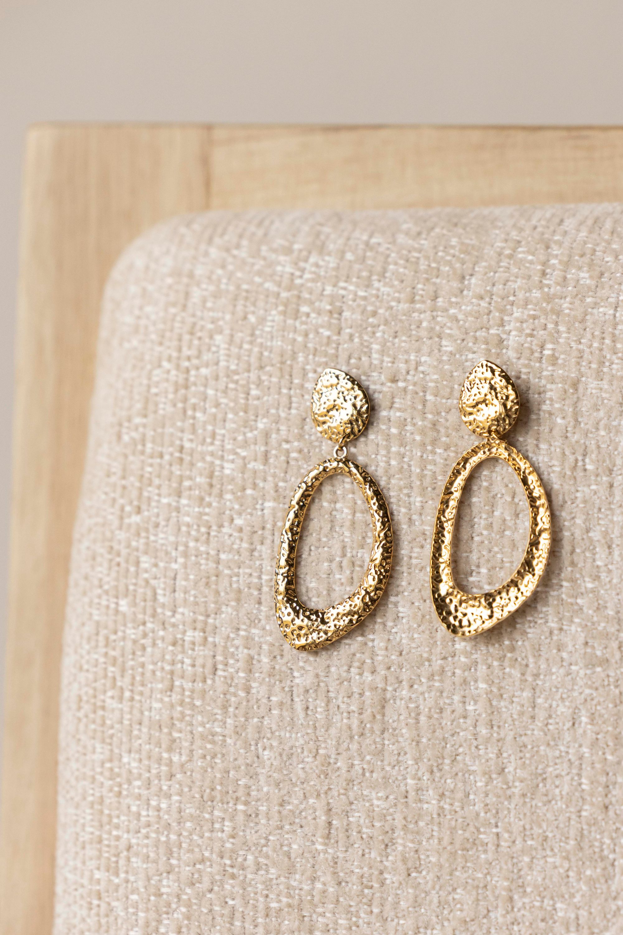 Norah Goudkleurige oorbellen met ovale hanger gold 218518-199-ONE