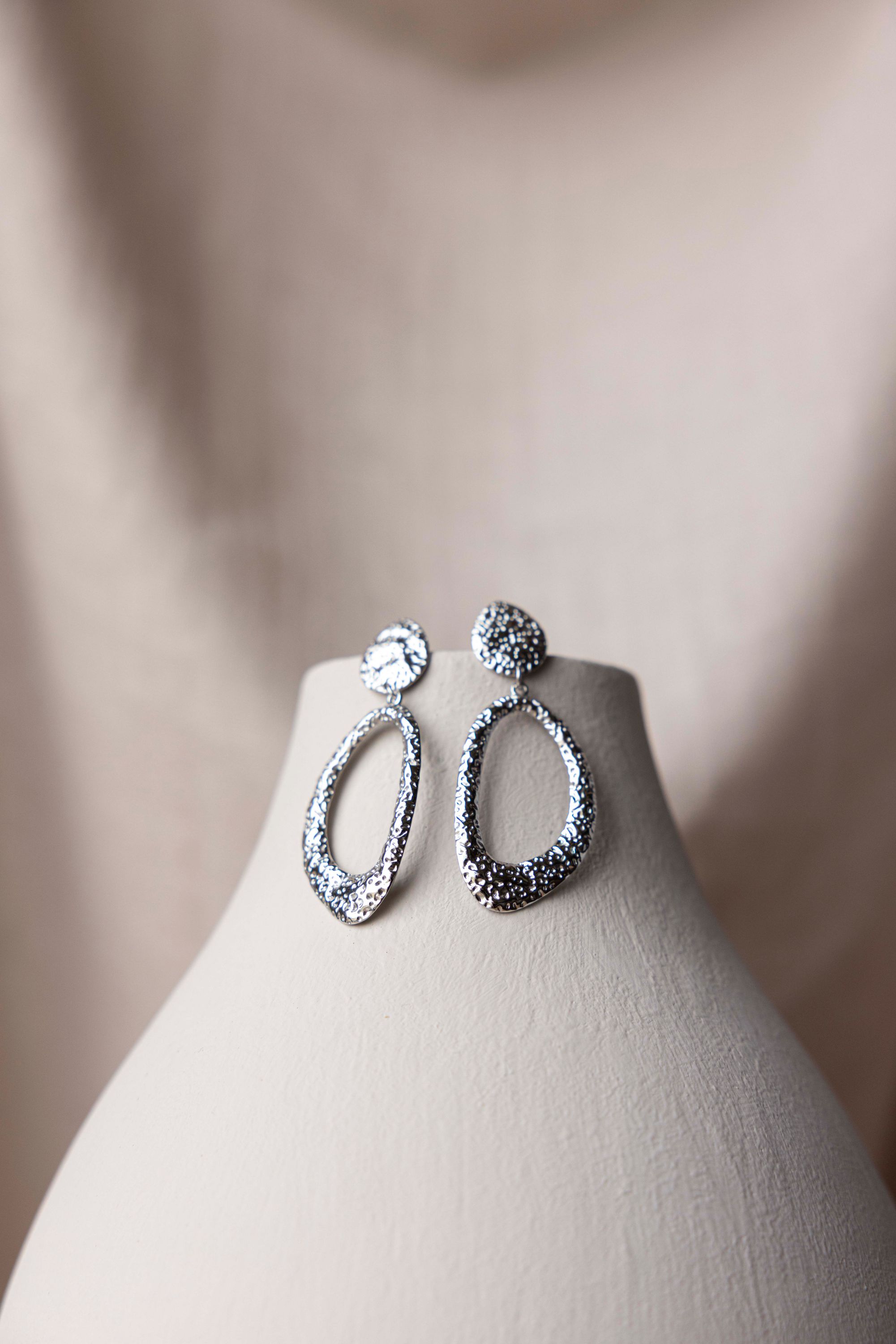 Norah Zilverkleurige oorbellen met ovale hanger silver 218519-099-ONE