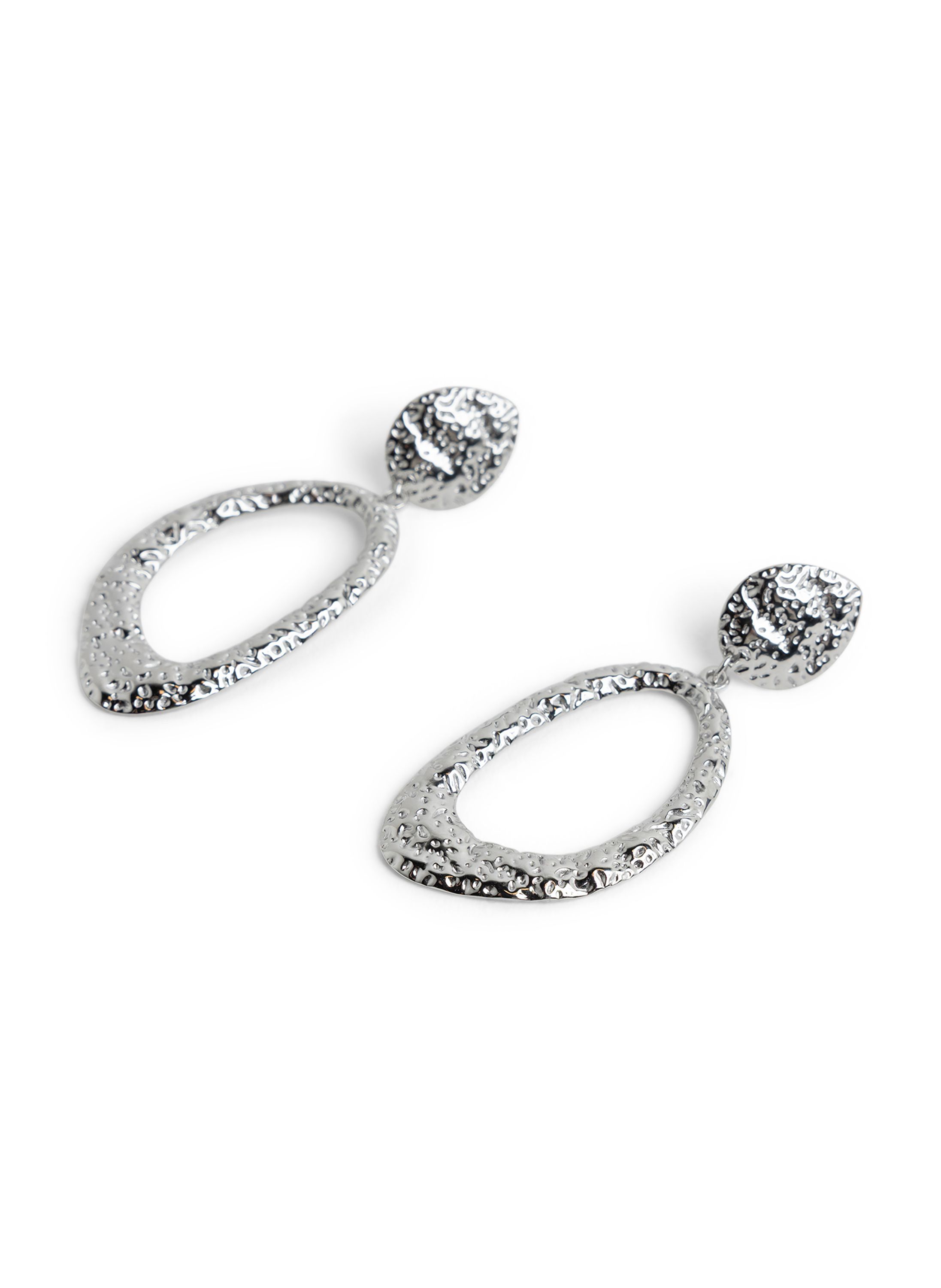 Norah Zilverkleurige oorbellen met ovale hanger silver 218519-099-ONE