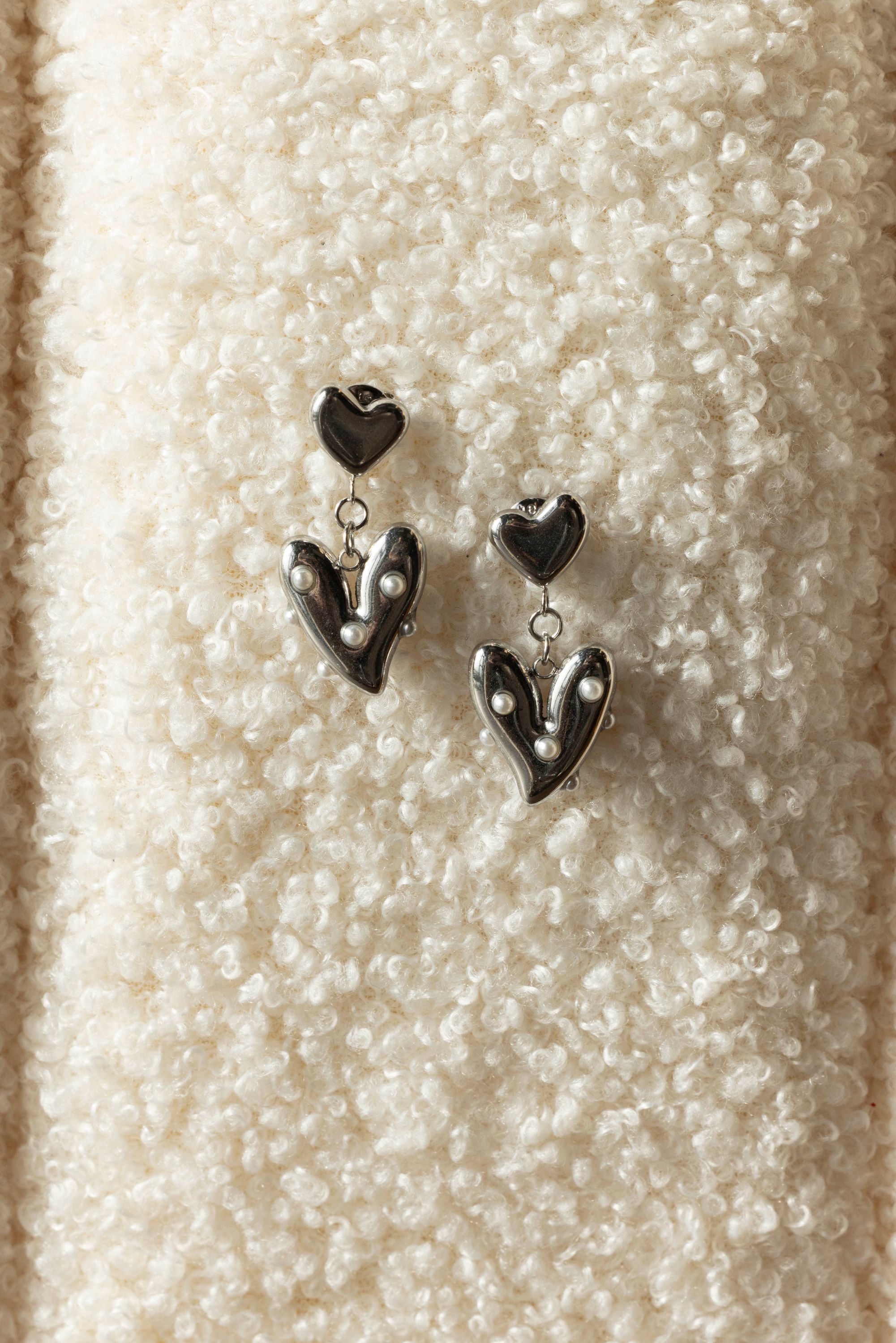 Norah Zilverkleurige oorbellen met hartjes silver 218525-099-ONE