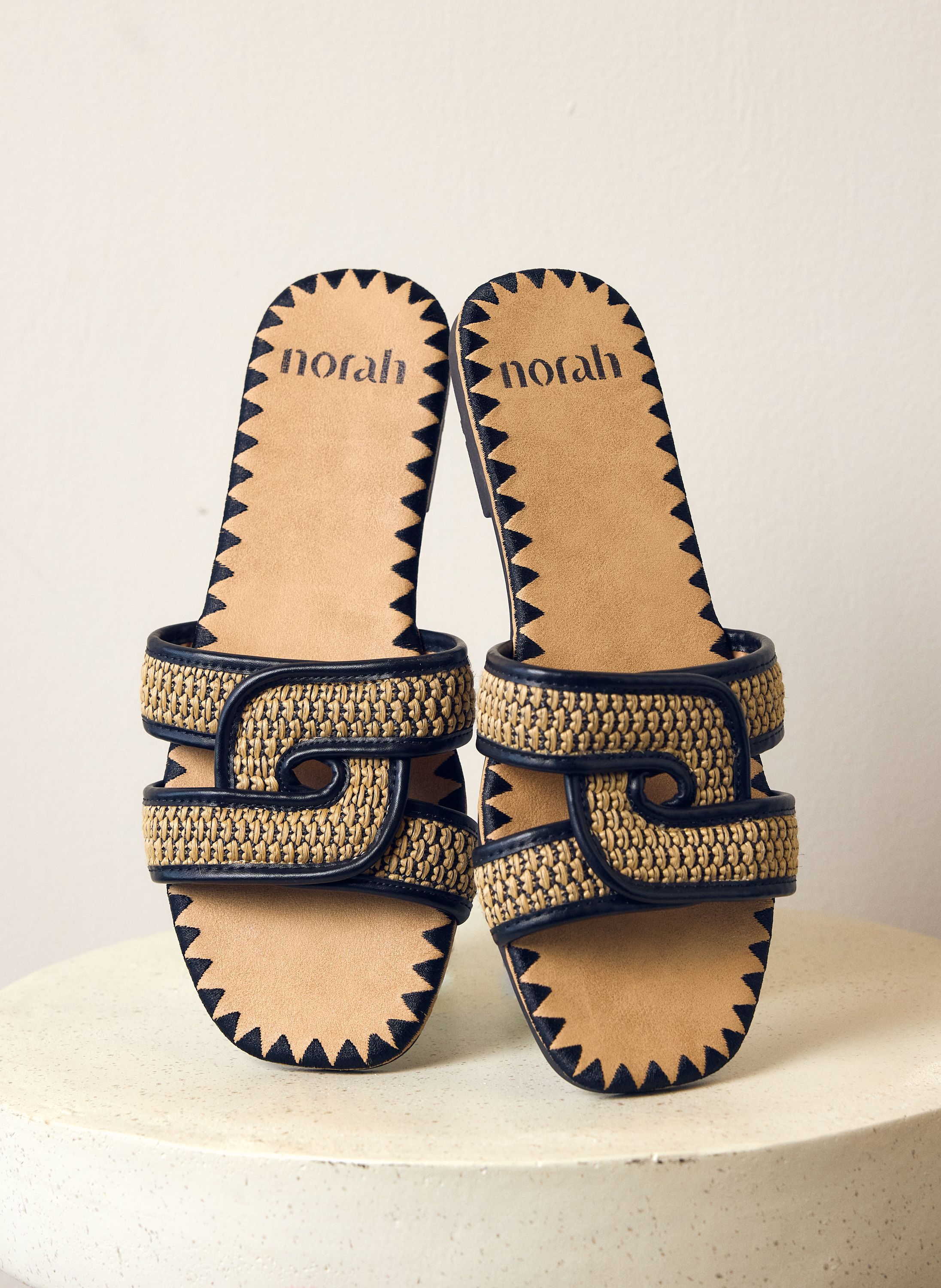 Norah Zwarte slipper met gevlochten bandjes beige multicolor 218638-107-39