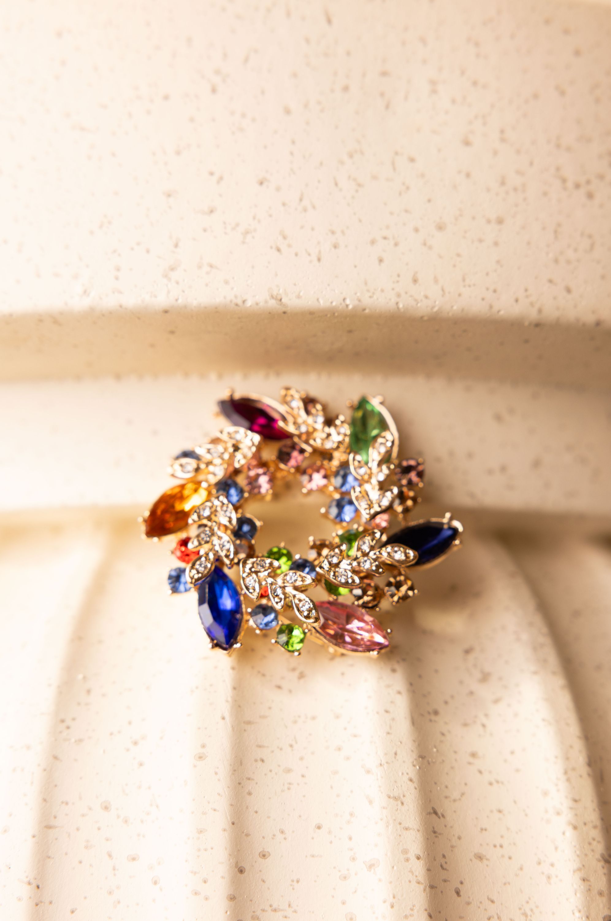 Norah Goudkleurige broche met gekleurde stenen gold multicolor 219101-198-ONE