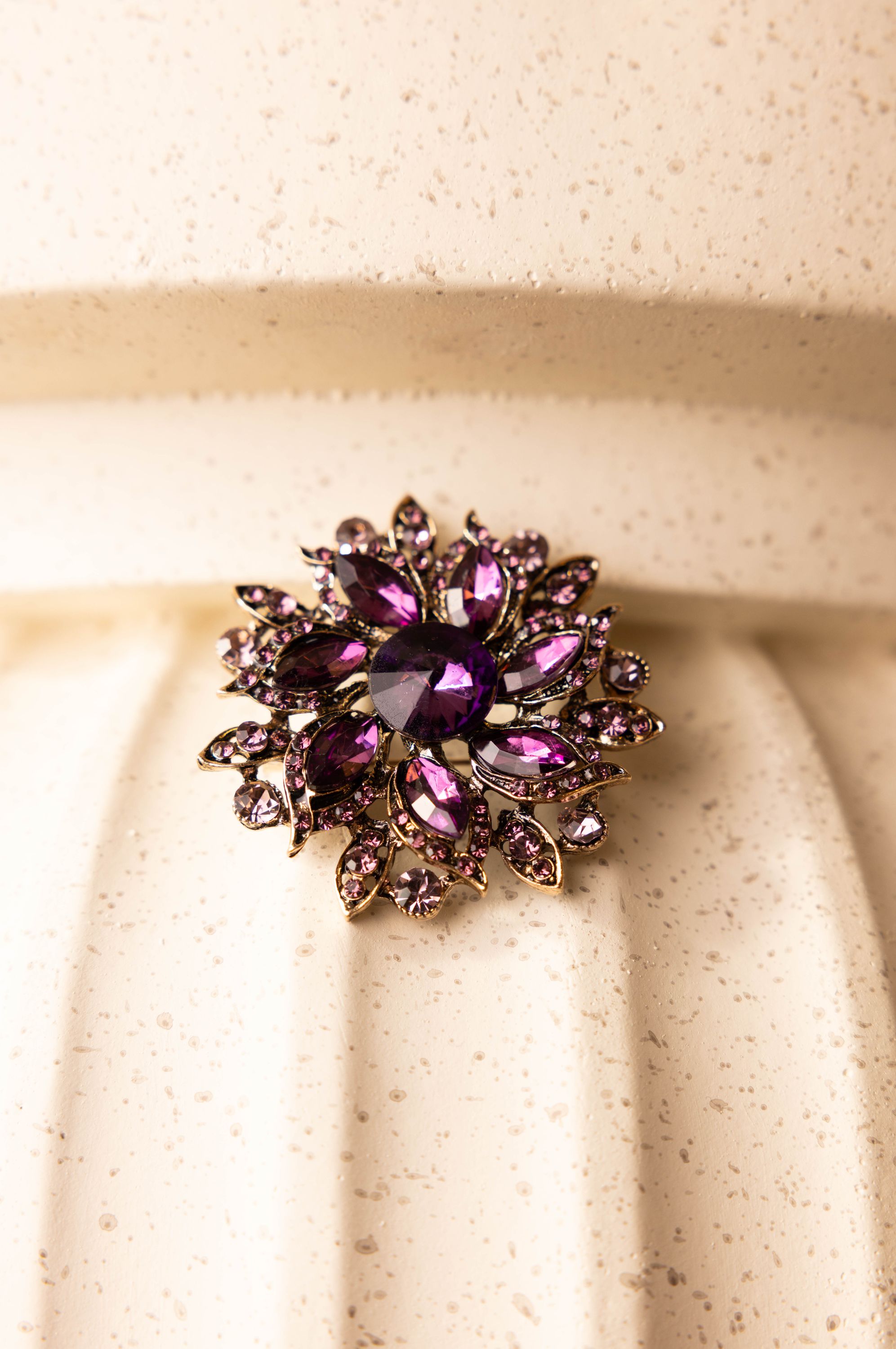 Norah Goudkleurige broche met paarse stenen gold multicolor 219110-198-ONE