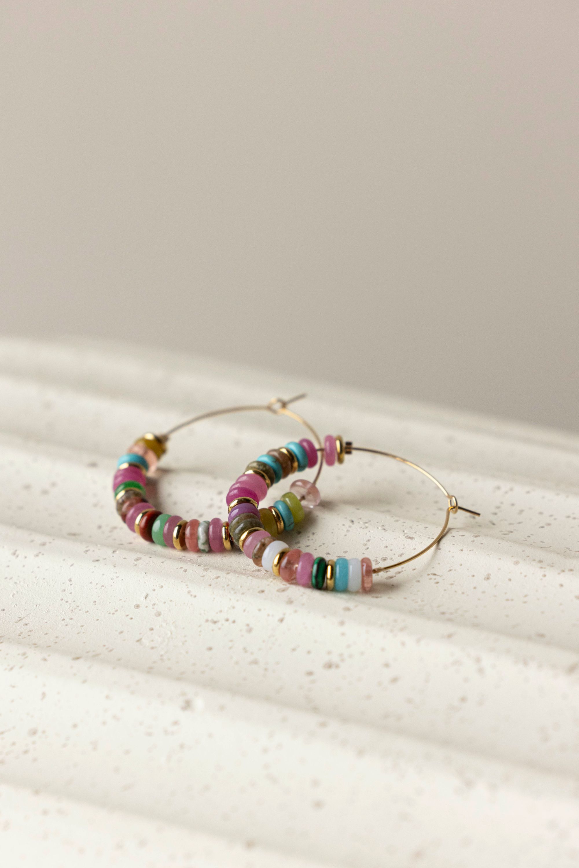 Norah Goudkleurige oorringen met kleurrijke kralen gold multicolor 219117-198-ONE