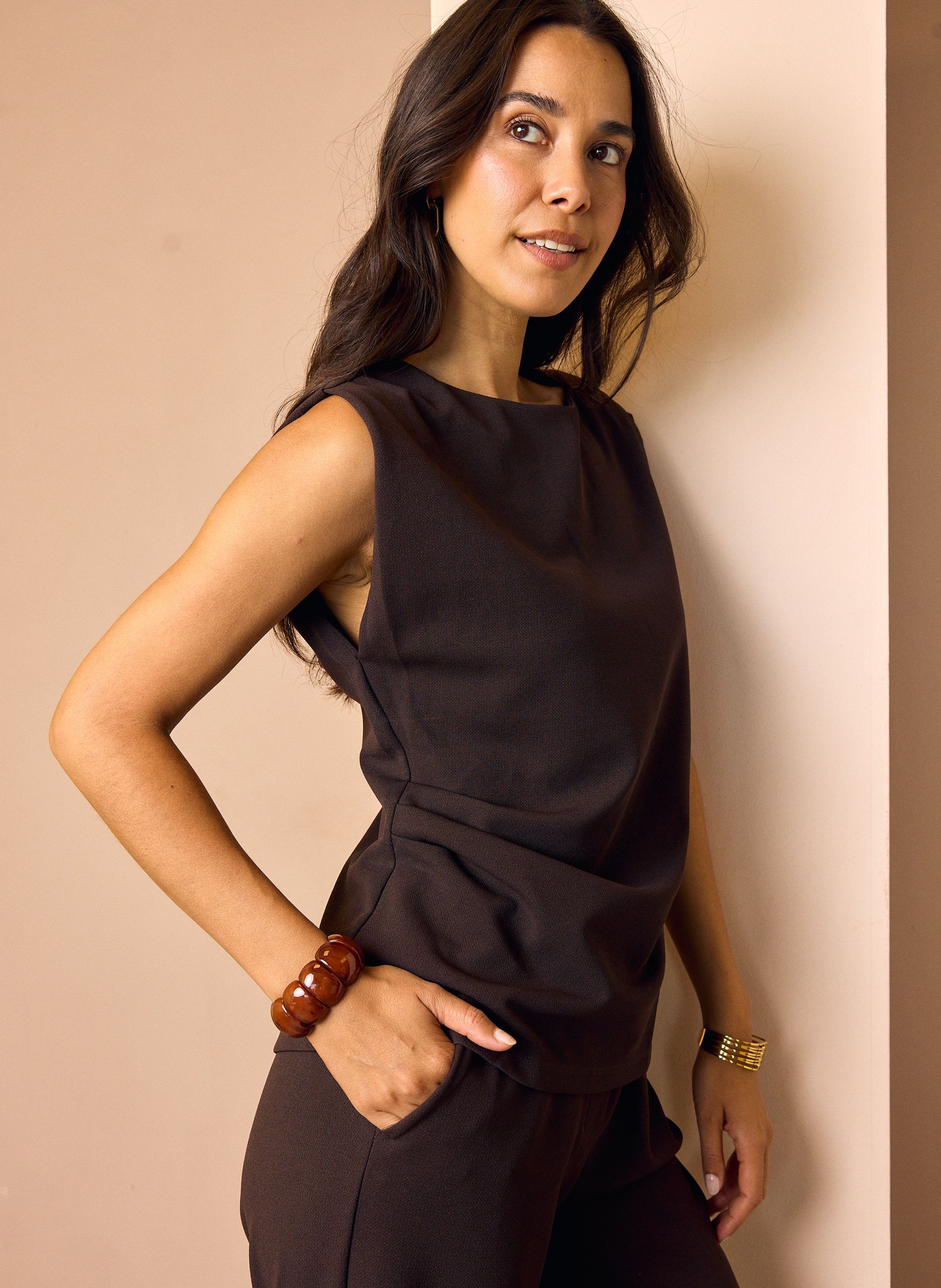 Norah Bruine mouwloze top met plooidetail dark brown 219151-299