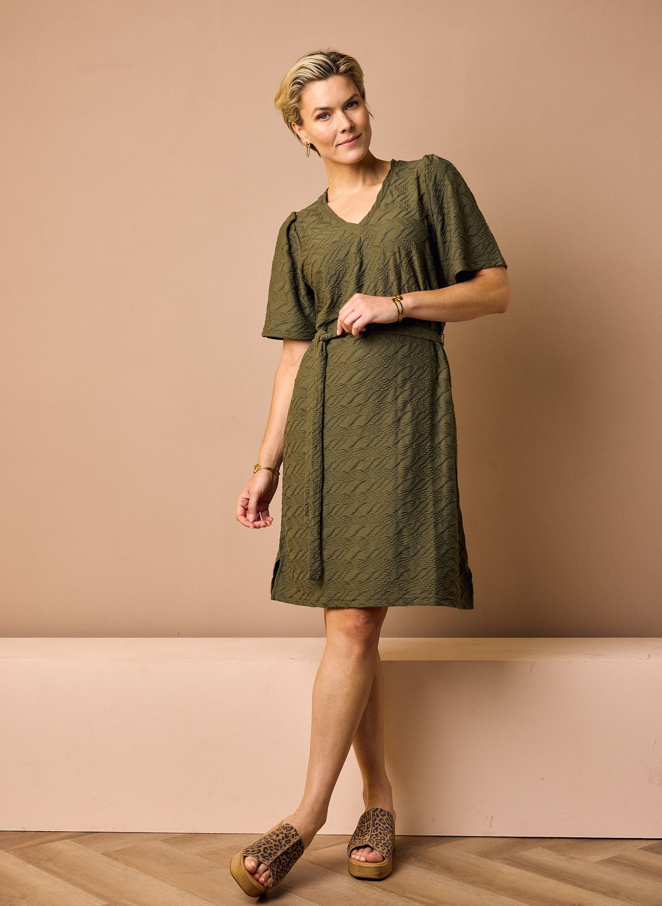 Norah Donkergroene midi jurk met structuur dark olive 219376-598