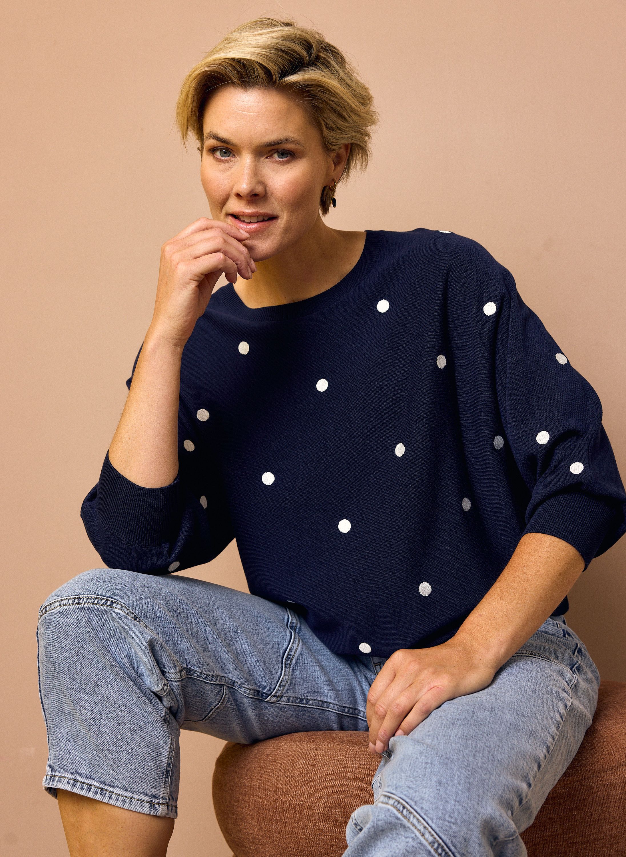 Norah Donkerblauwe fijngebreide trui met polkadots dark blue 219736-499