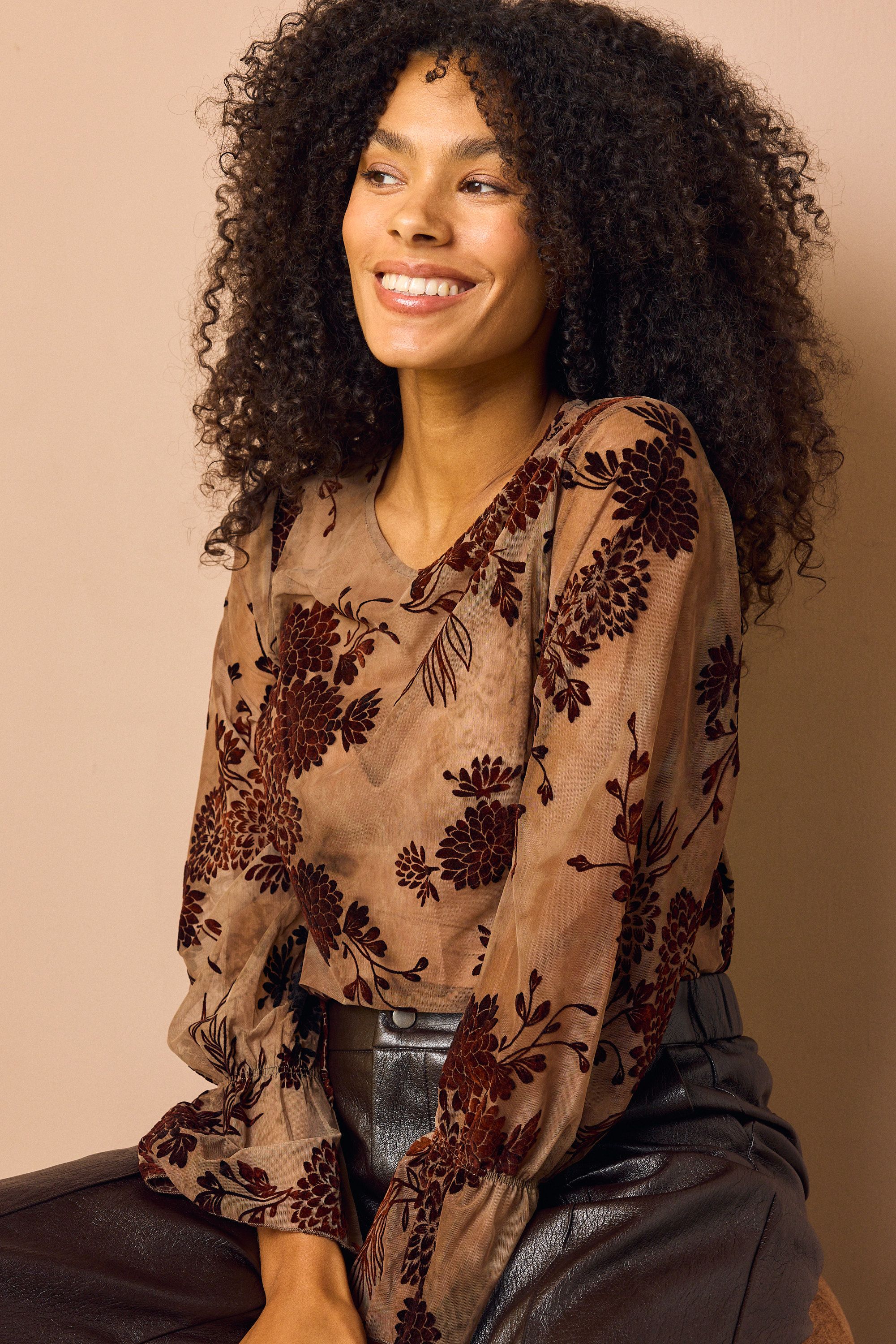 Norah Bruine top met bloemen chocolate 219839-290