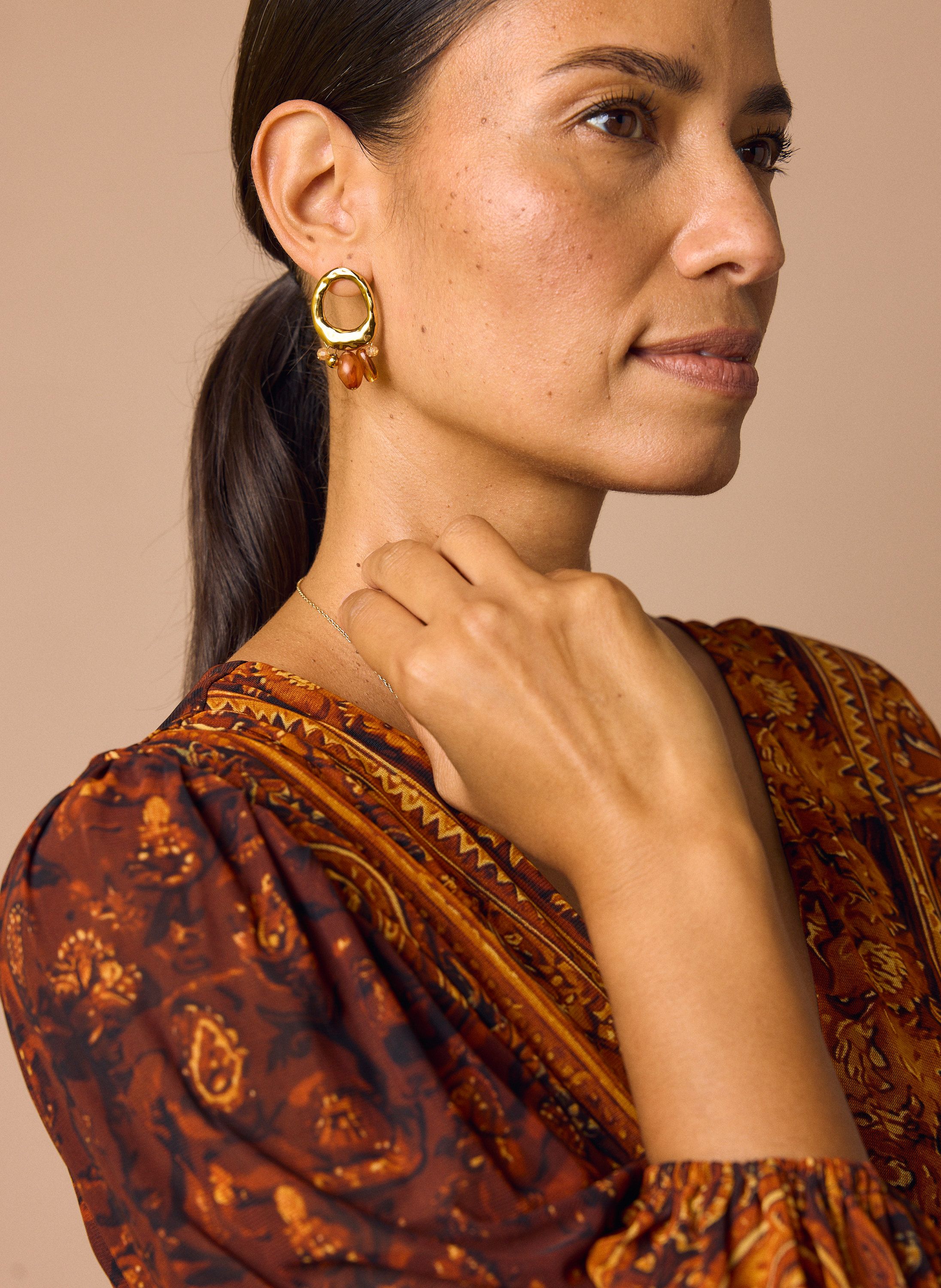 Norah Goudkleurige oorbellen met kralen gold multicolor 220096-198
