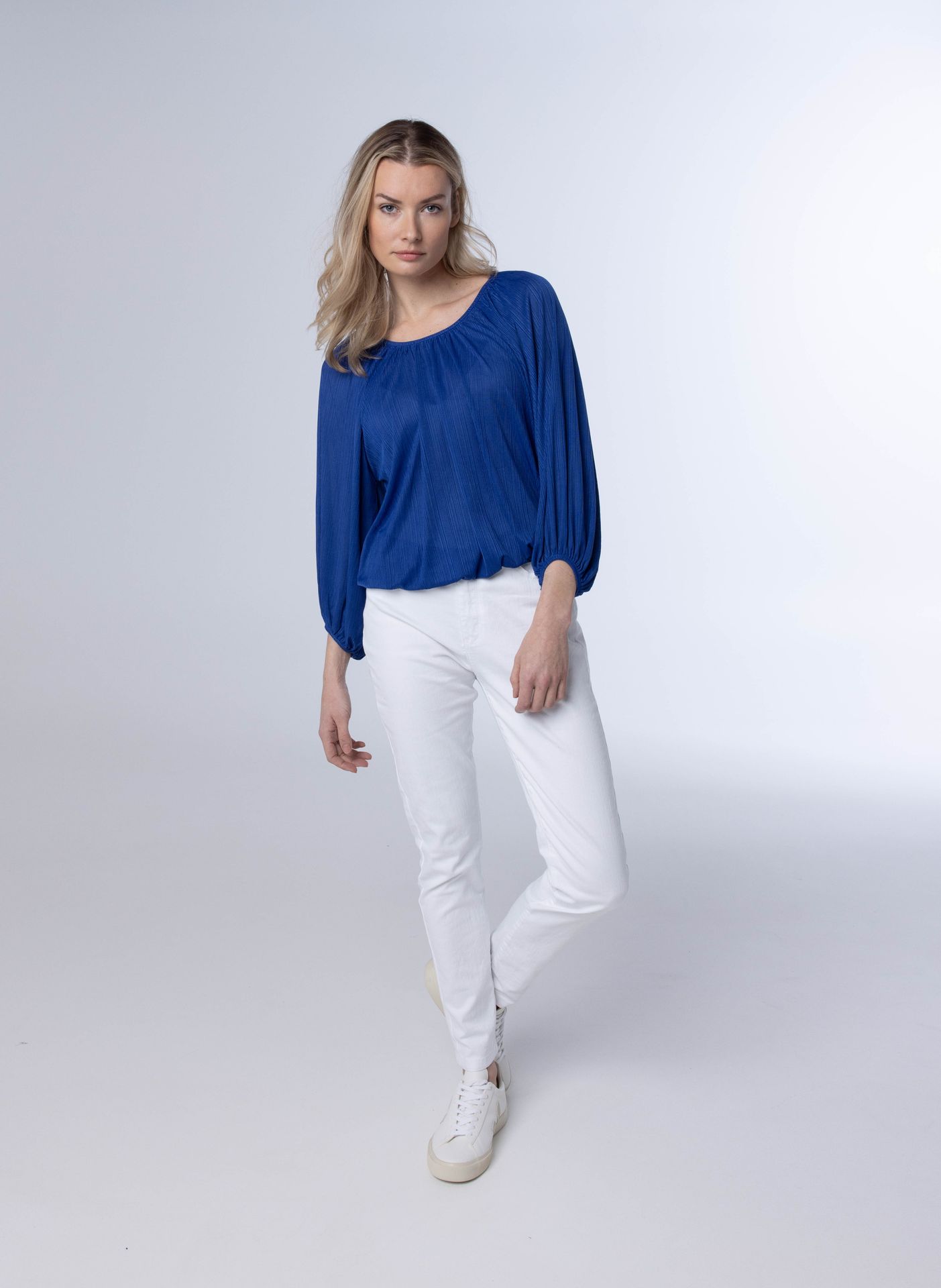 Norah Blauwe blouse met pofmouwen royal blue 213424-466