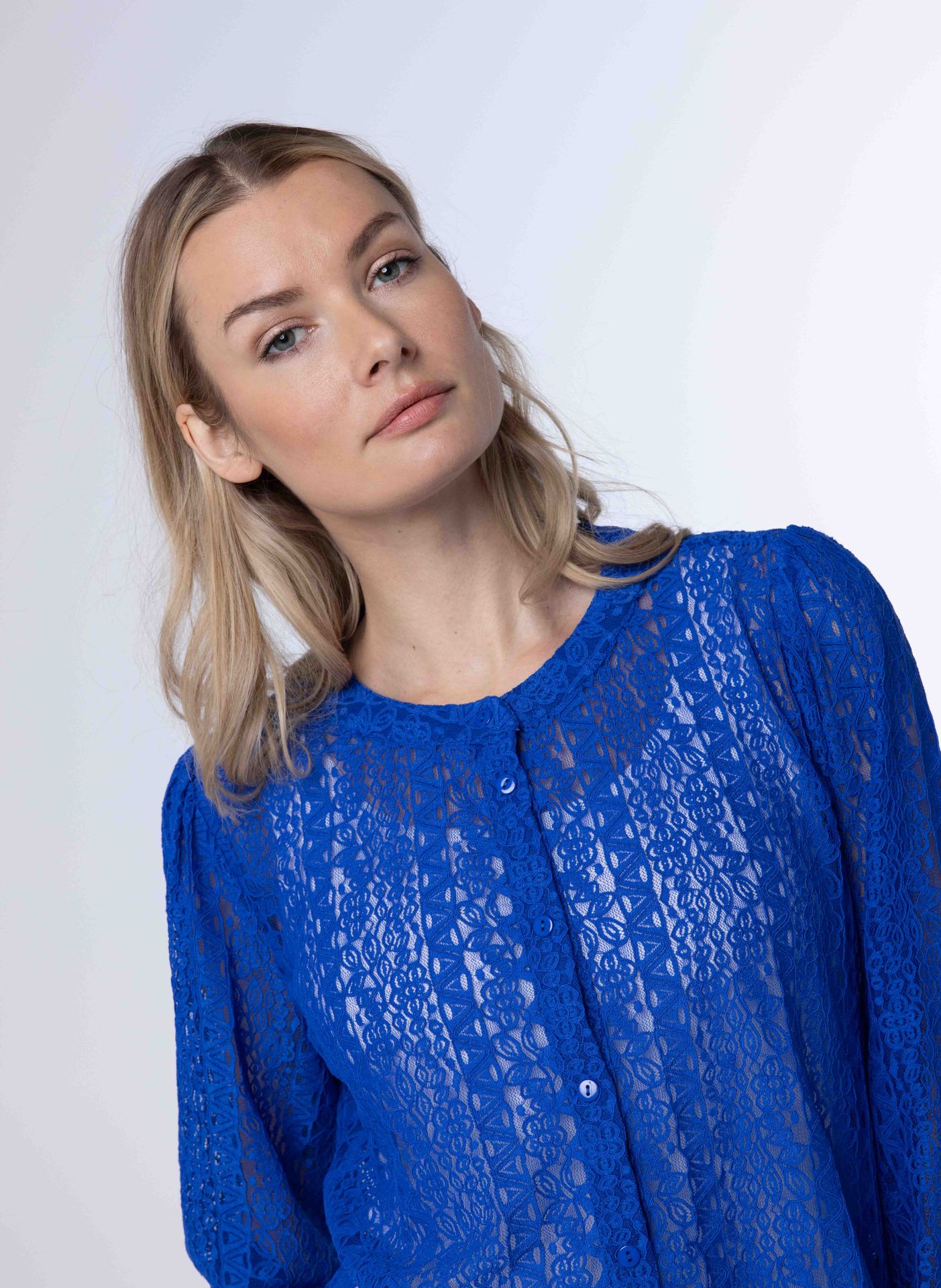 Norah Blauwe blouse van kant cobalt 213961-468