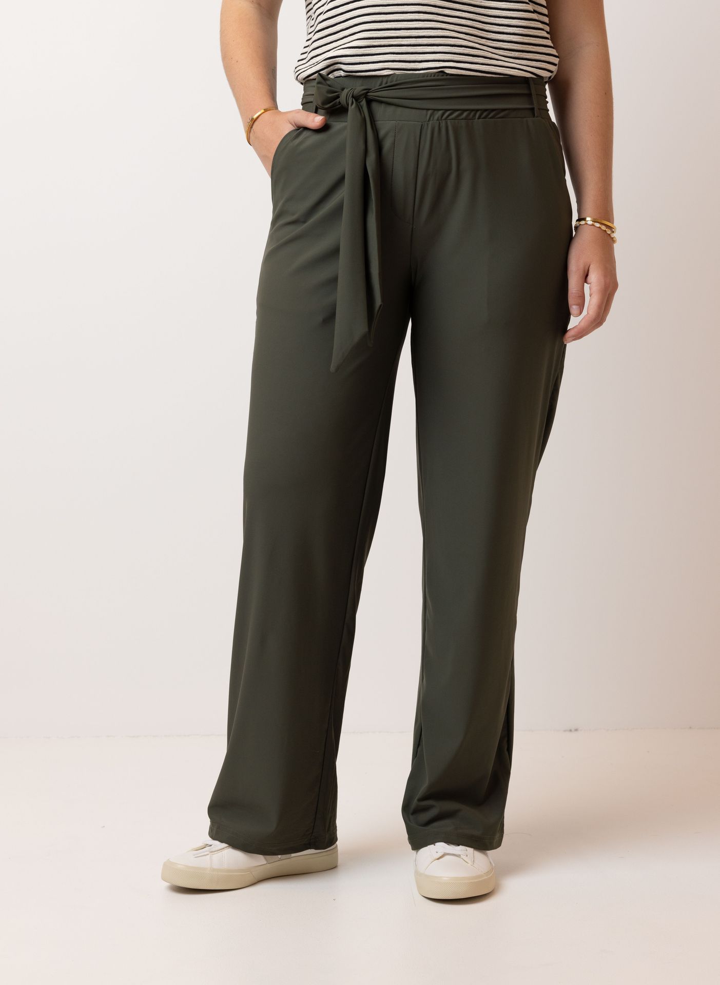 Norah Legergroene pantalon travelstof dark army 214476-580