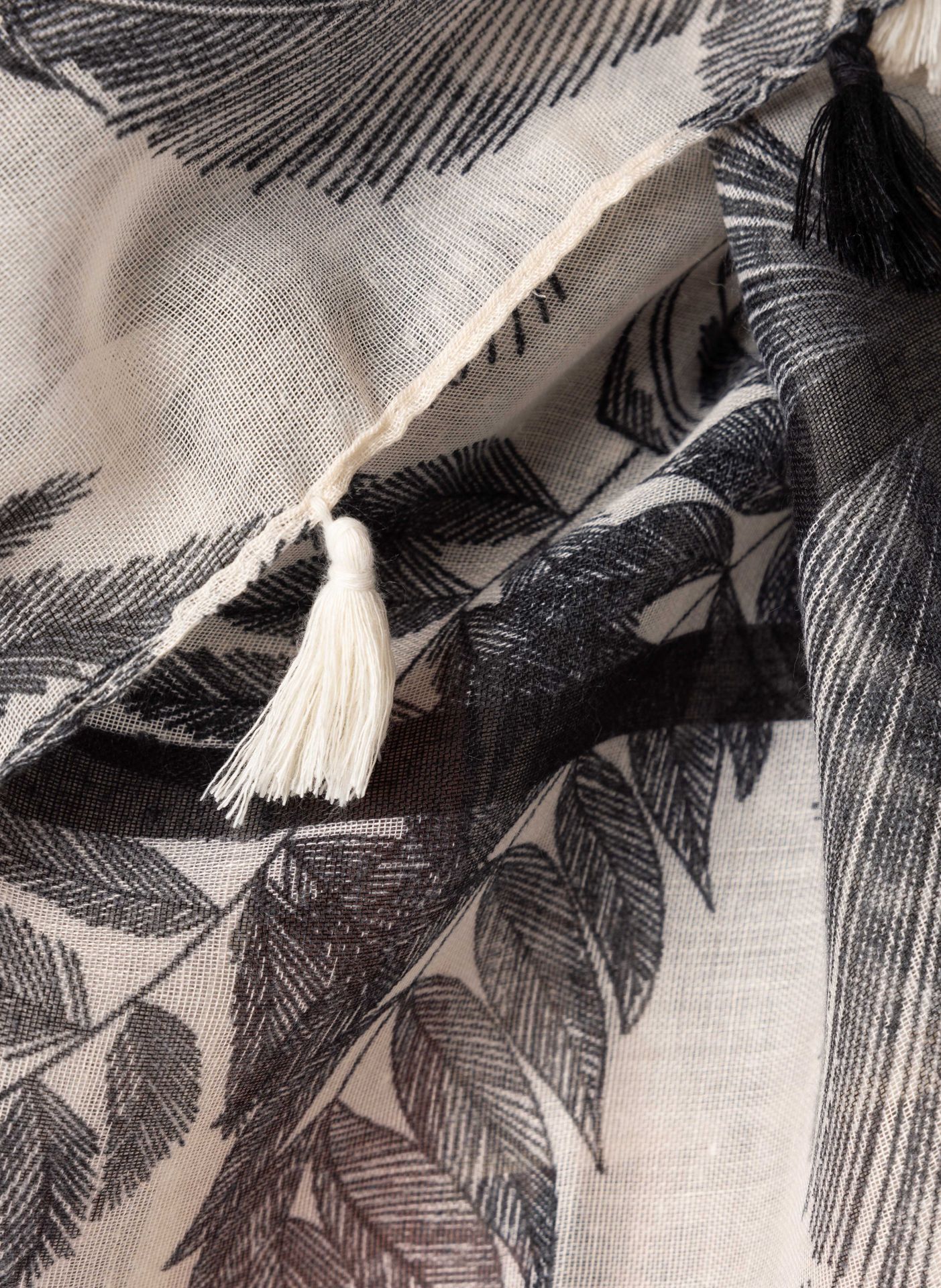 Norah Zwart wit sjaal met tassels white/black 214405-131