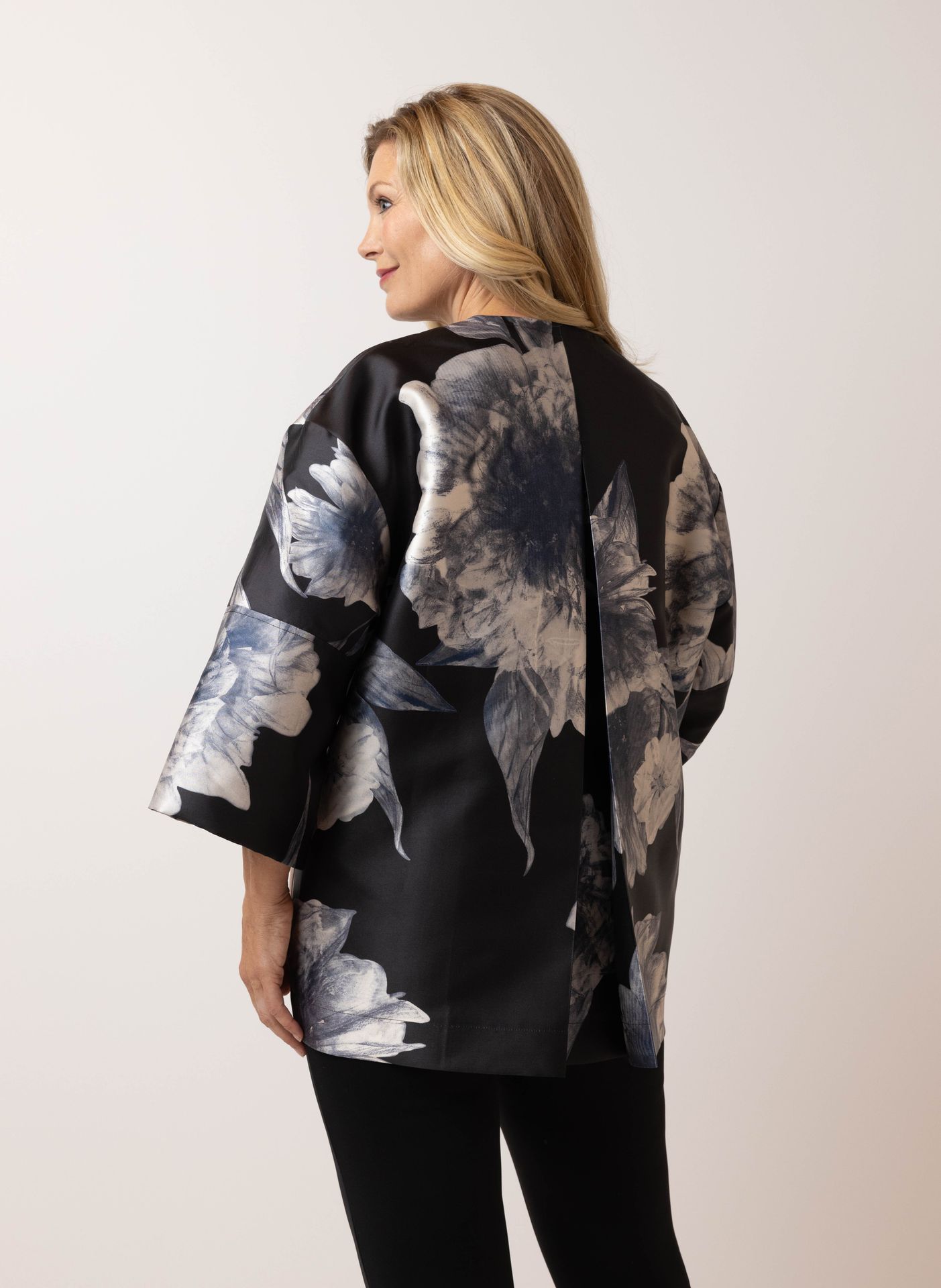 Norah Zwarte bloemen blazer black/silver 216079-043