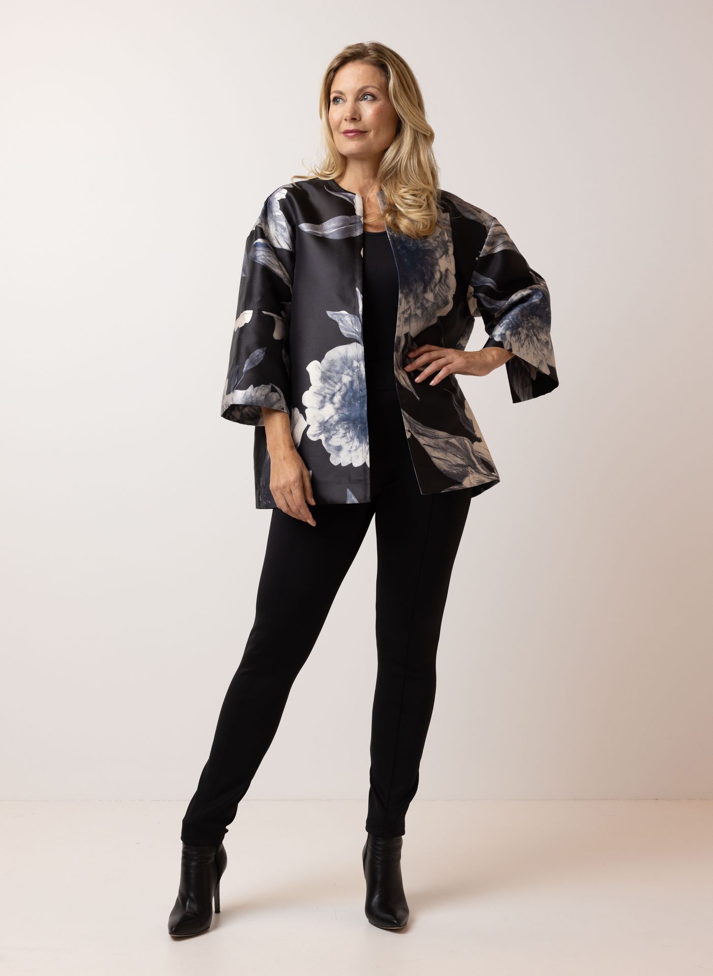 Norah Zwarte bloemen blazer black/silver 216079-043